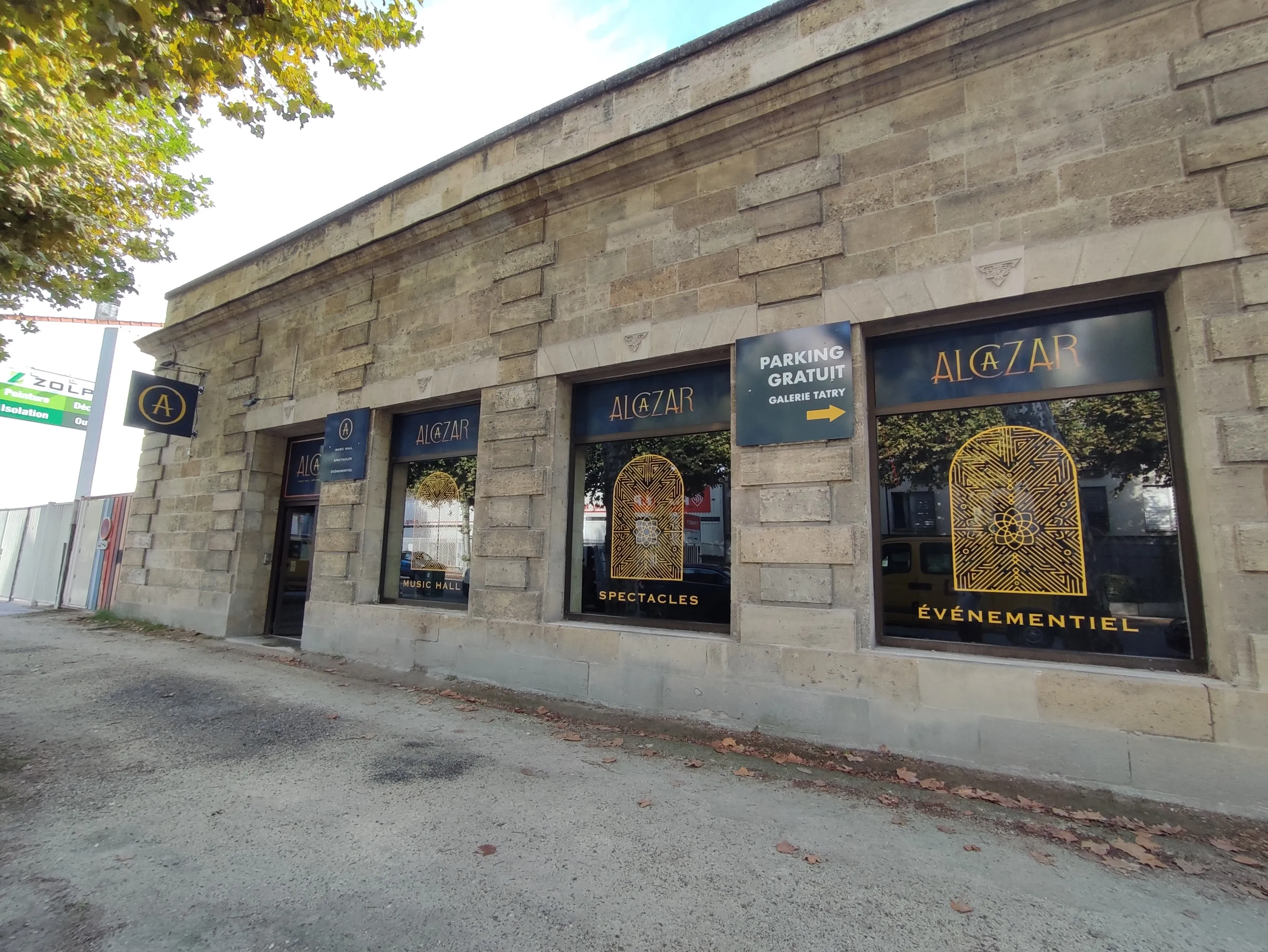 Adhésifs imprimés sur les vitrines de l'Alcazar à Bordeaux