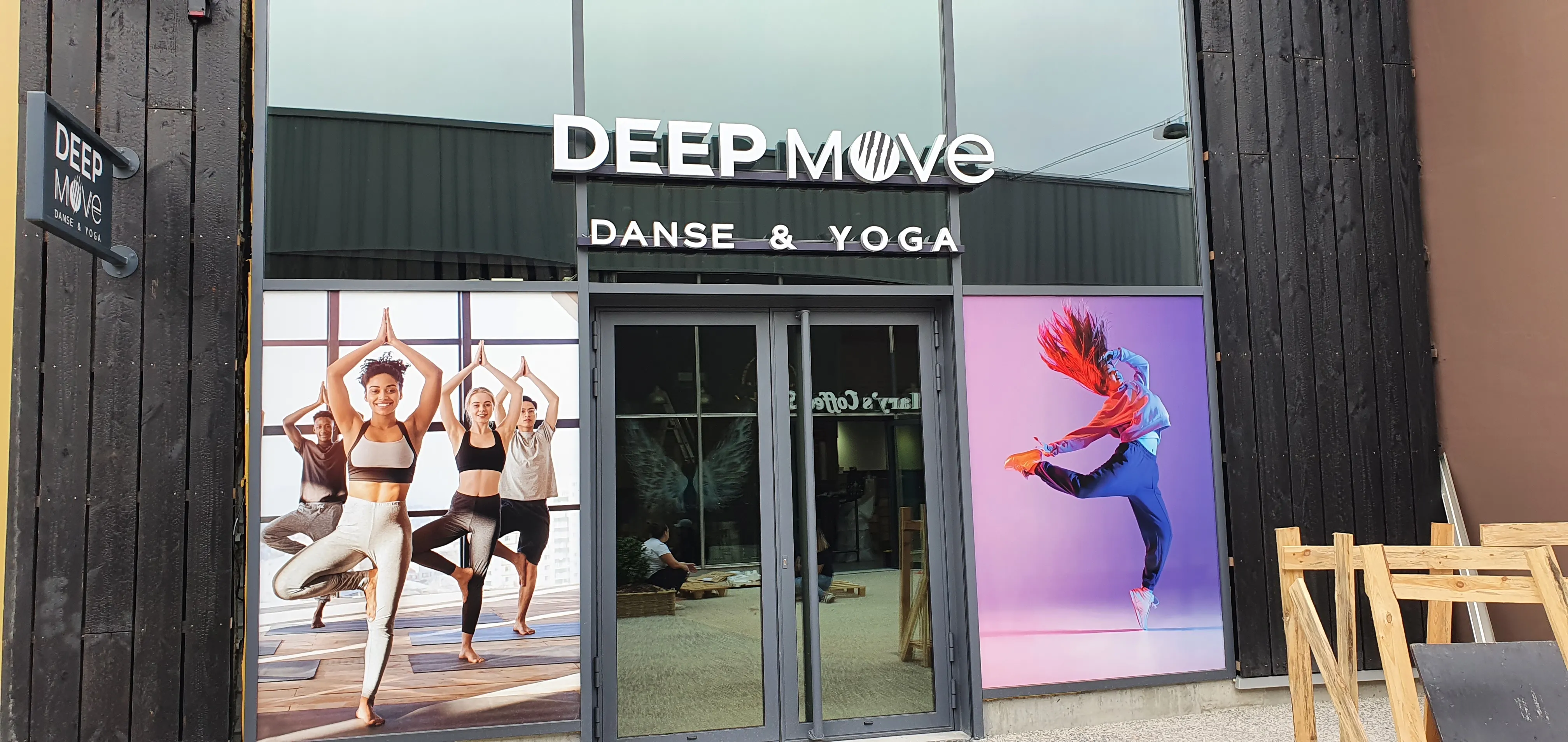 Enseigne lumineuse et adhésifs de vitrine associés, Deep Move Danse & Yoga