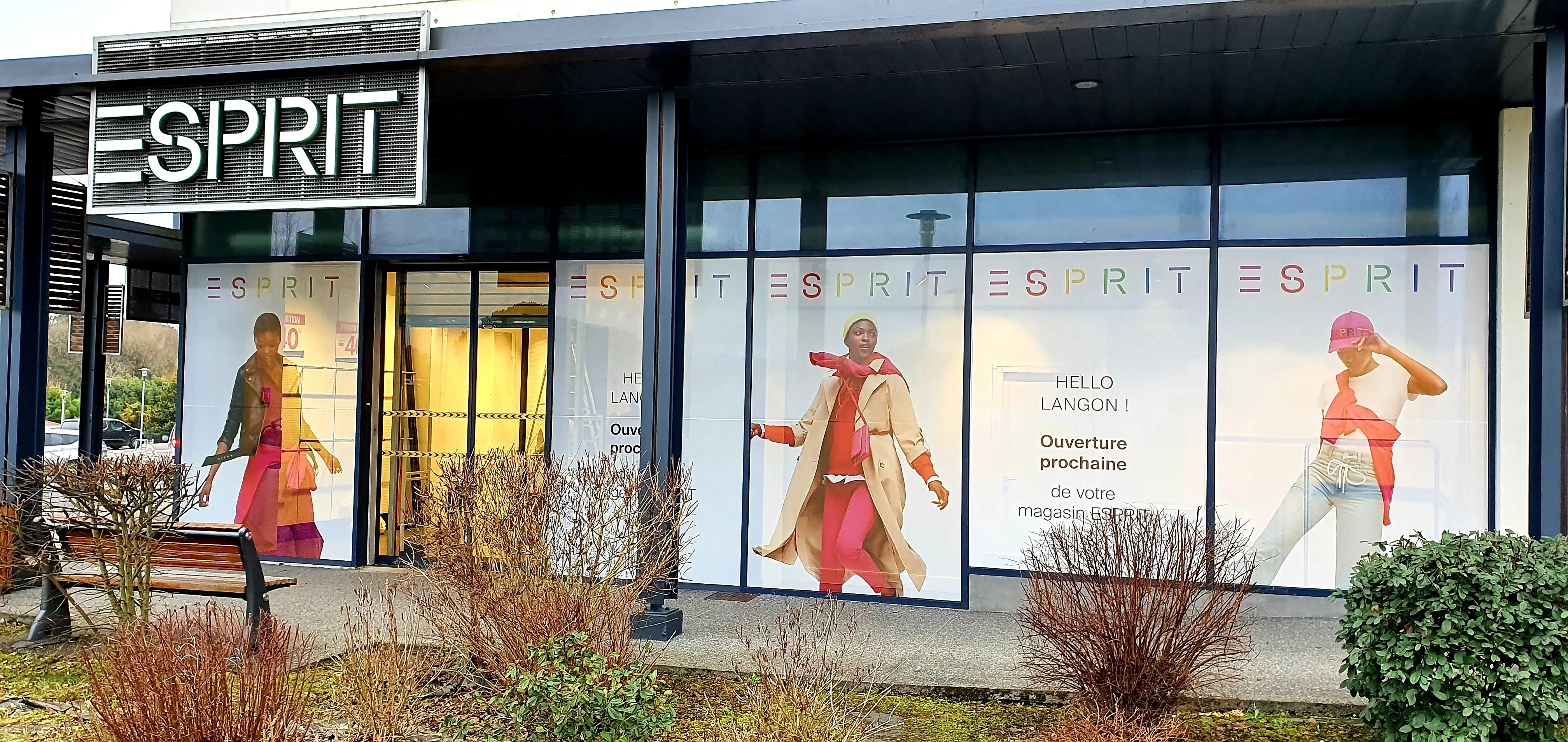 Adhésif imprimé grand format en vitrine, ouverture du magasin Esprit à Langon