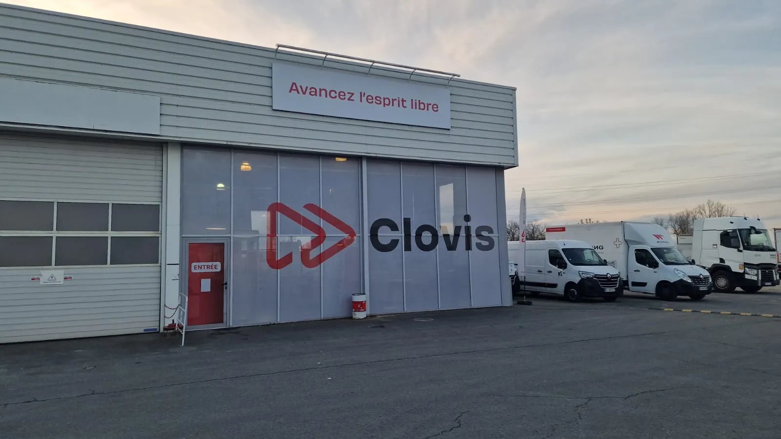 Film microperforé posé en vitrine, réalisation Clovis à Mérignac