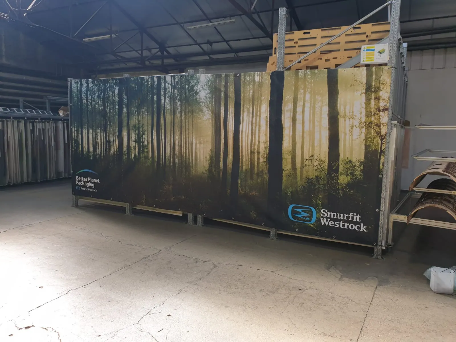 Bâche grand format habillant un rack d'entrepôt, Smurfit Westrock, Crest (26) — réalisation PUBLI MENI