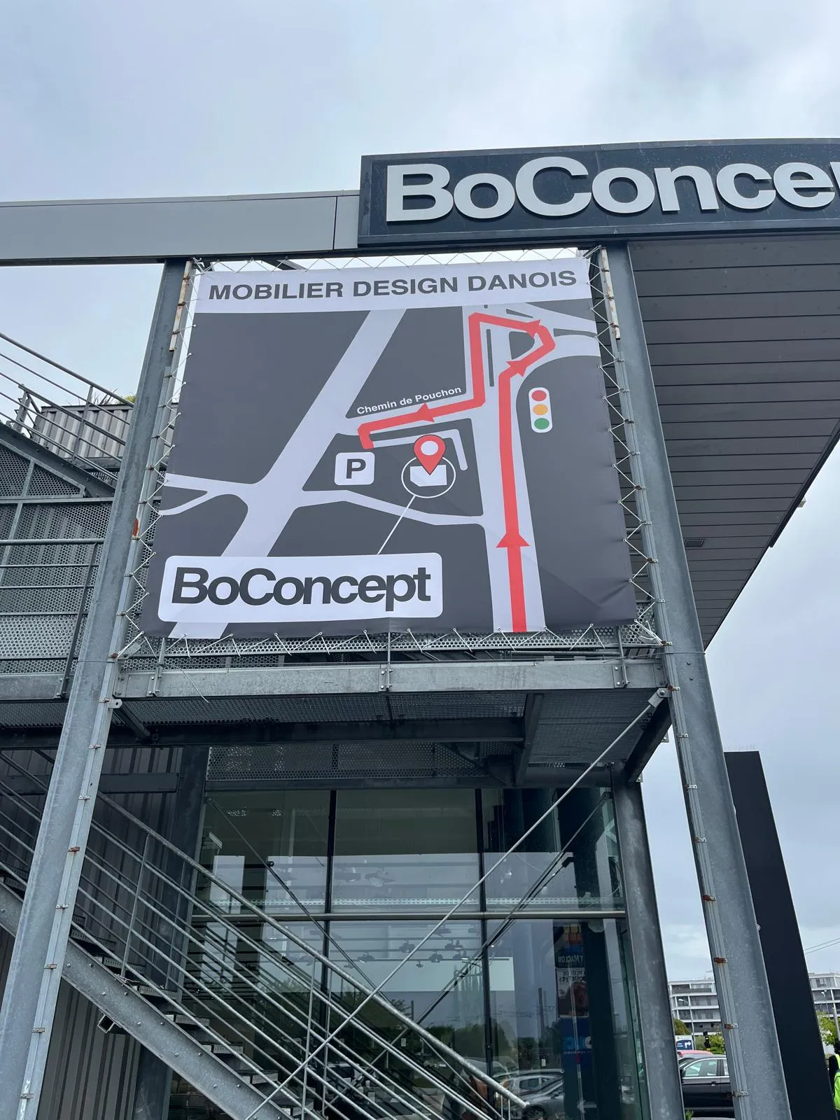 Bâche de fléchage et plan d'accès, Bo Concept, Mérignac — réalisation PUBLI MENI