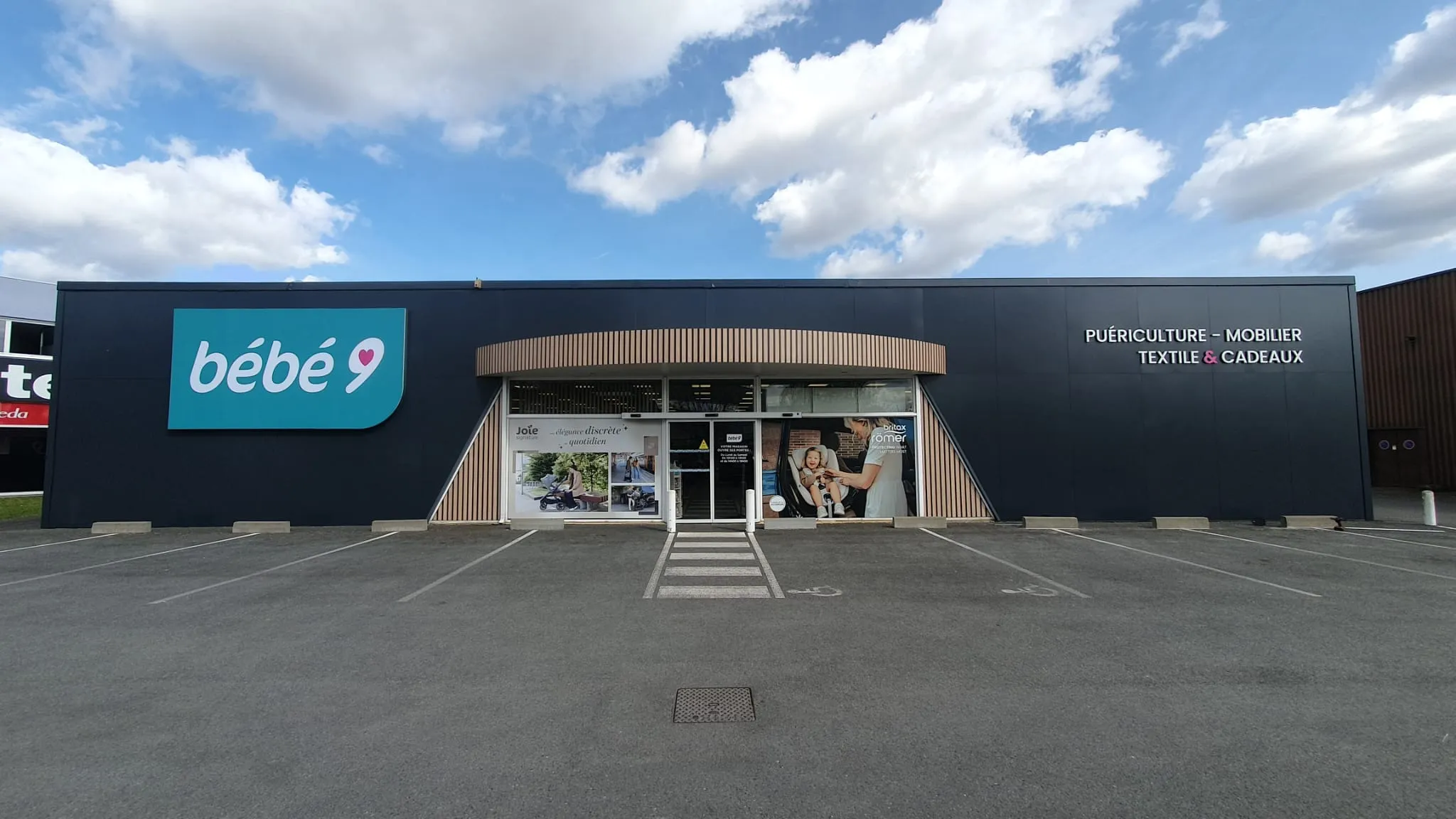 Rénovation de façade Bébé 9 à Mérignac — cadre toile tendue, lettres découpées, vitrophanie