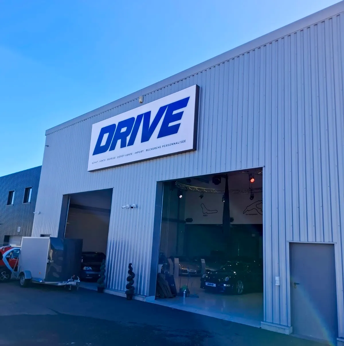 Cadre toile tendue, garage Drive, Bordeaux — réalisation PUBLI MENI