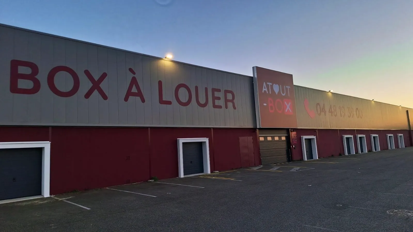 Enseigne en lettres découpées, panneau, cadre toile tendue lumineux, Atout Box — Rochefort-du-Gard (30) — réalisation PUBLI MENI