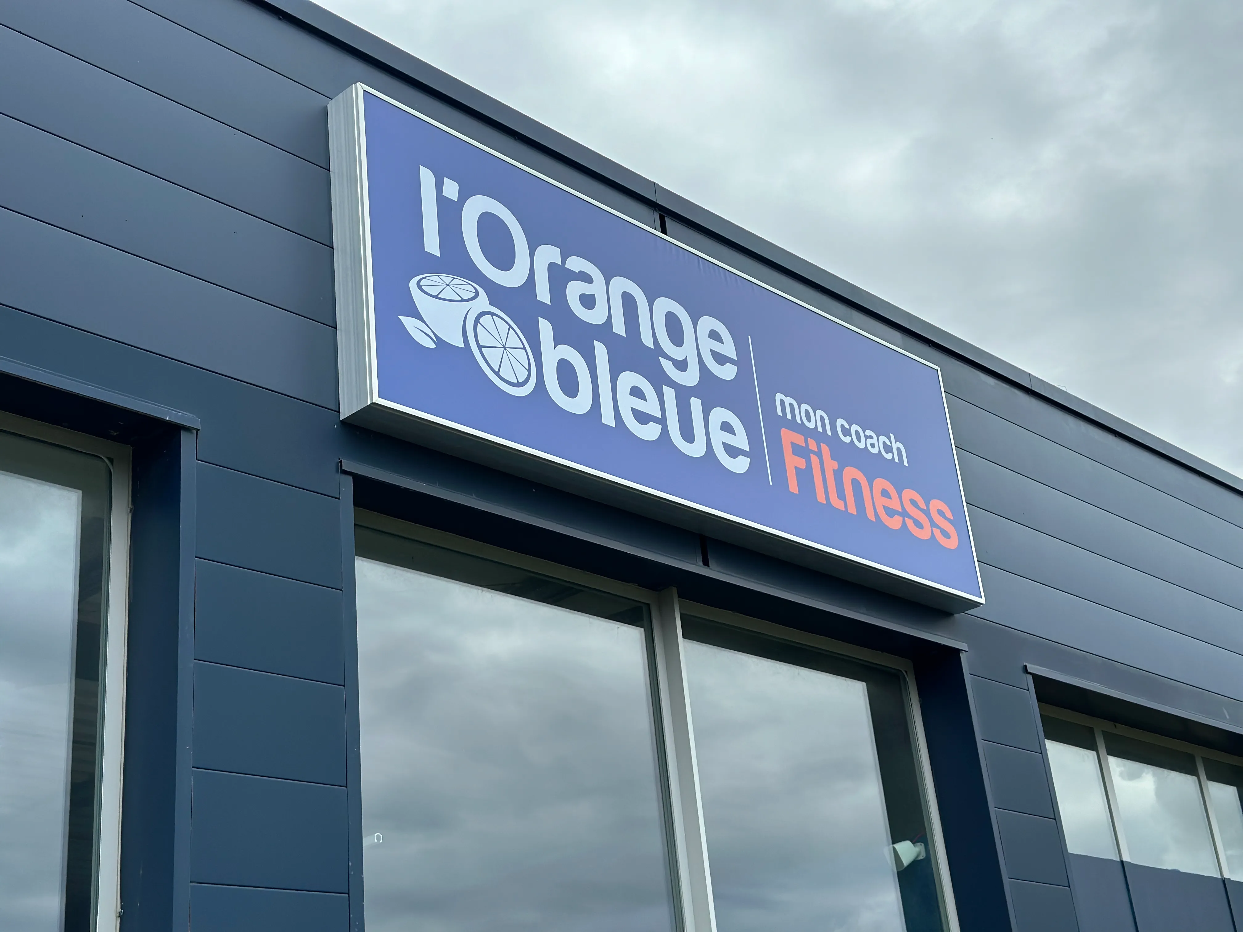 Cadre toile tendue L'Orange Bleue, Bazas — réalisation PUBLI MENI