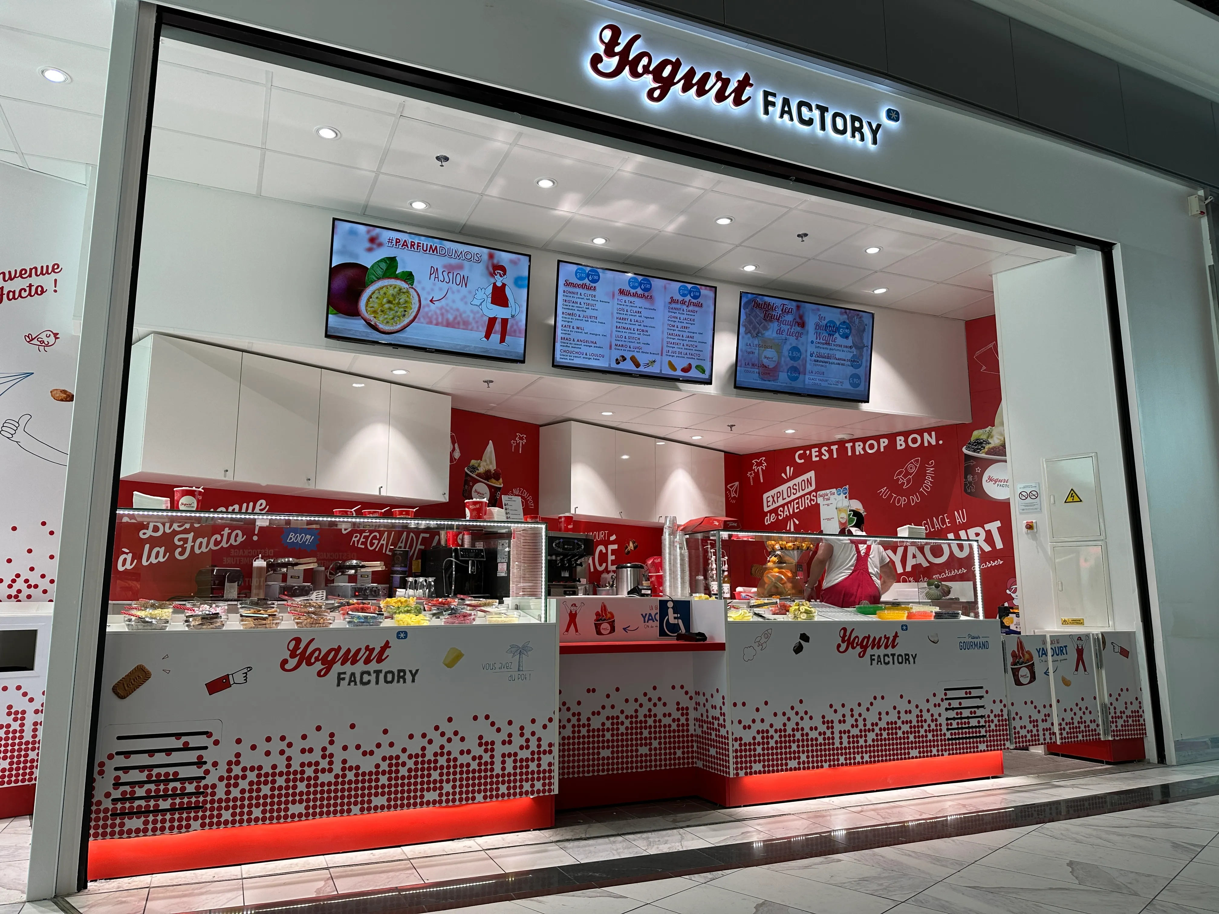 Enseigne lumineuse et habillage impression du point de vente, Yogurt Factory — Bègles (33) — réalisation PUBLI MENI