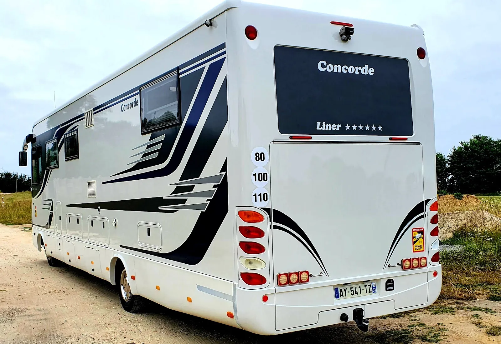 Liseré décoratif sur camping-car — réalisation PUBLI MENI