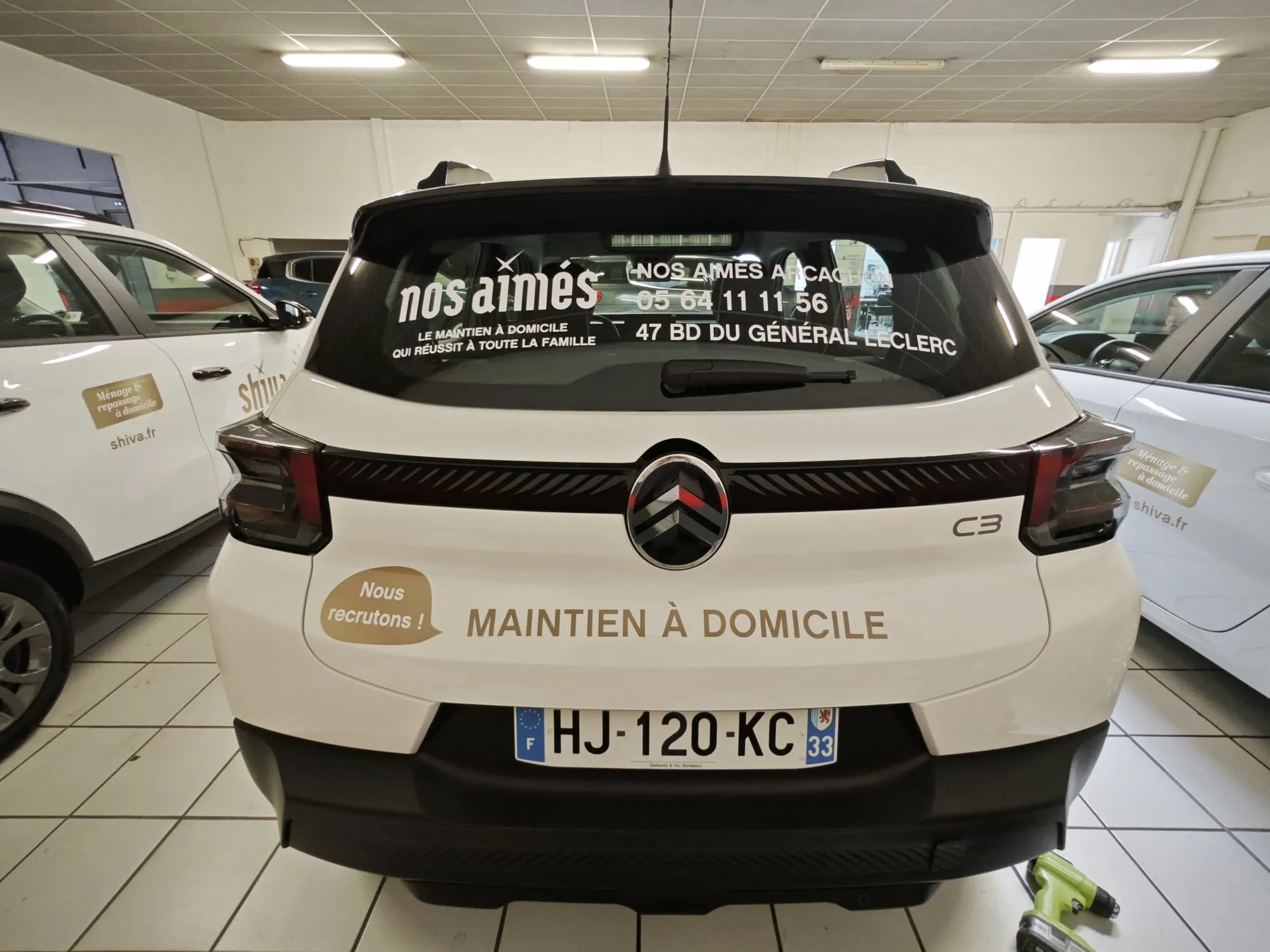 Lettrage et adhésif véhicules Shiva et Nos Aimés, Groupe Kanouma, Bordeaux — réalisation PUBLI MENI