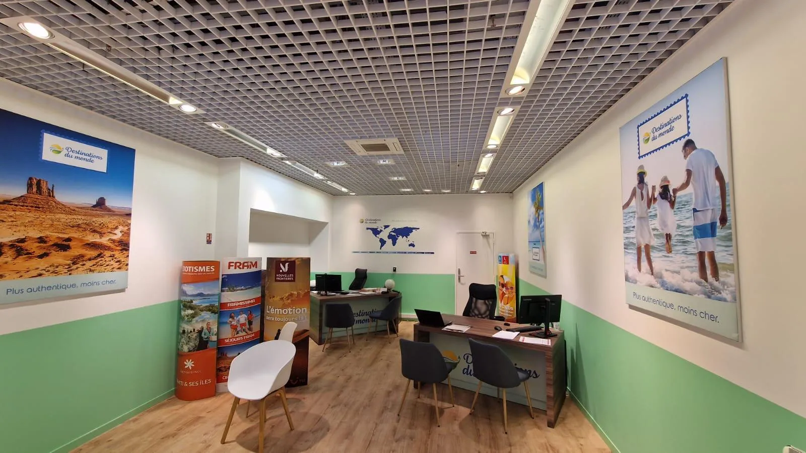Covering de mobilier, film Coverstyl effet bois, agence Destinations du Monde, Biganos — réalisation PUBLI MENI