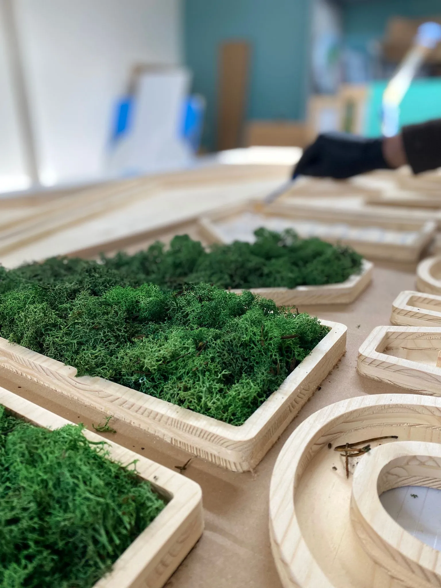 Fabrication artisanale d'un logo végétal dans l'atelier PUBLI MENI de Langon