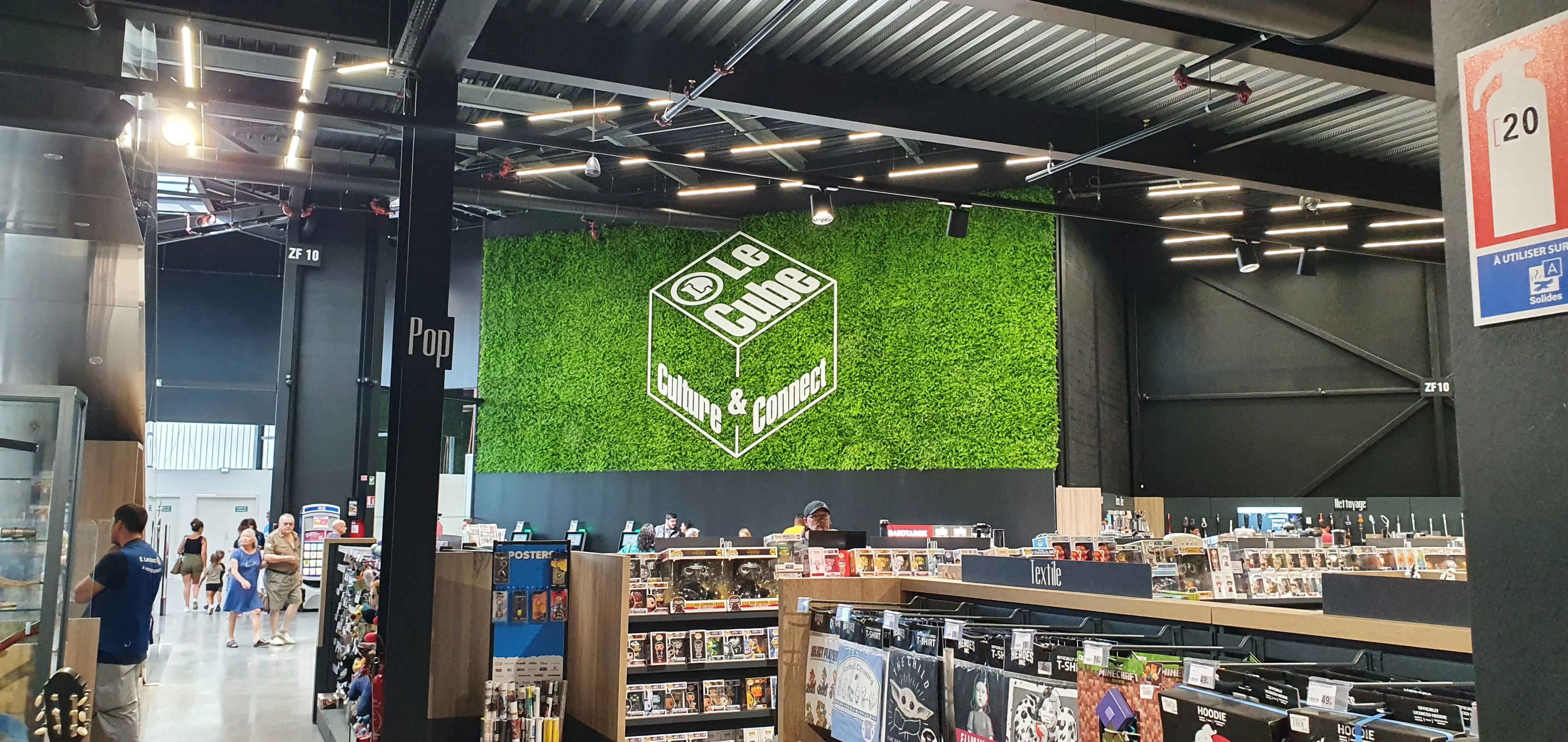 Mur végétal « Le Cube », Leclerc, Langon — réalisation PUBLI MENI