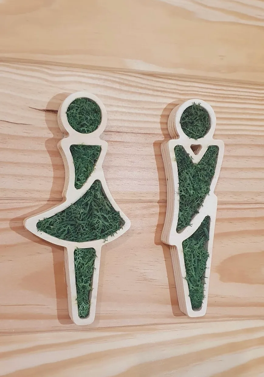 Pictogrammes de signalétique de sanitaires en bois et lichen stabilisé — réalisation PUBLI MENI