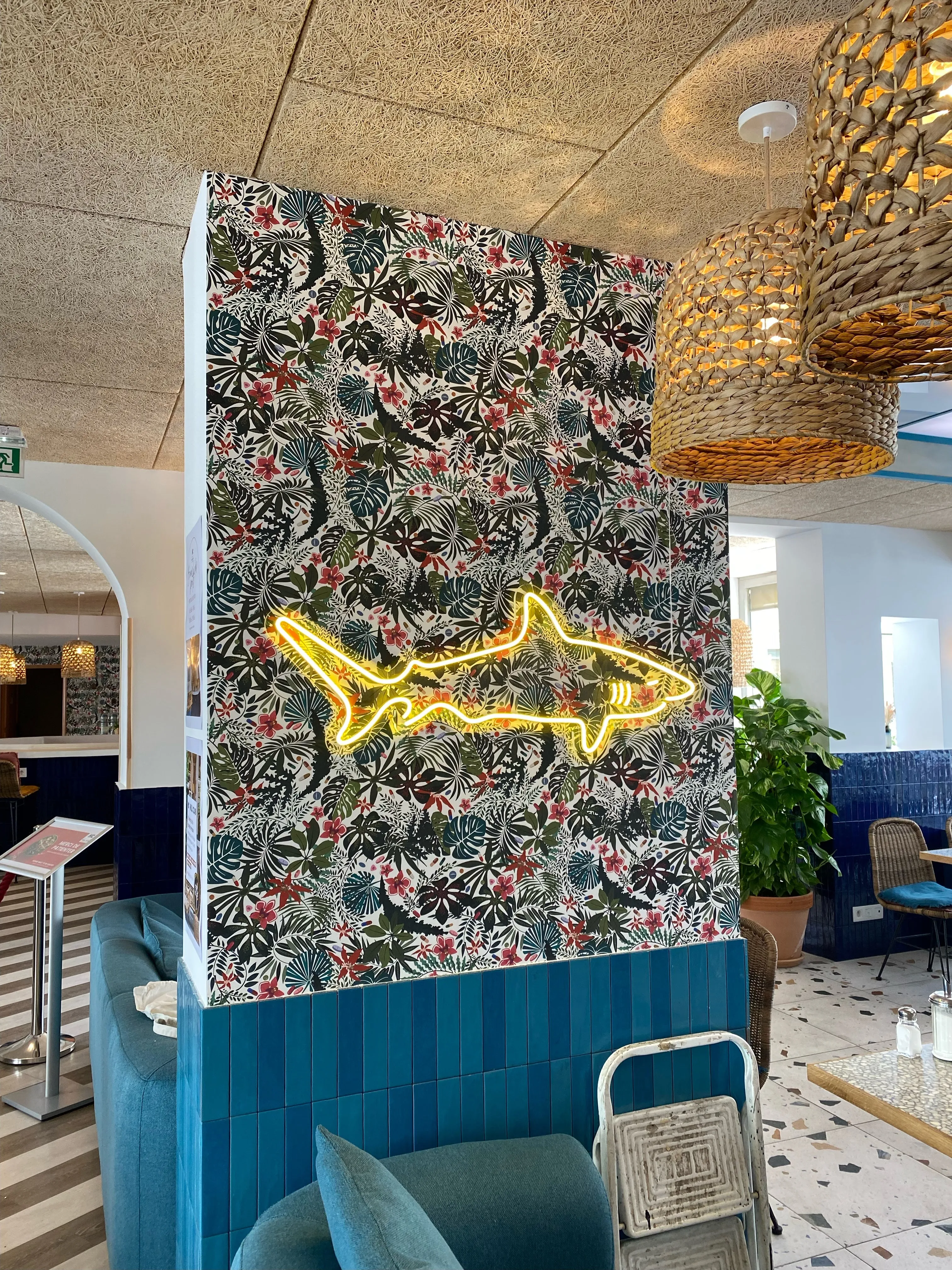 Néon flex en forme de requin — réalisation PUBLI MENI