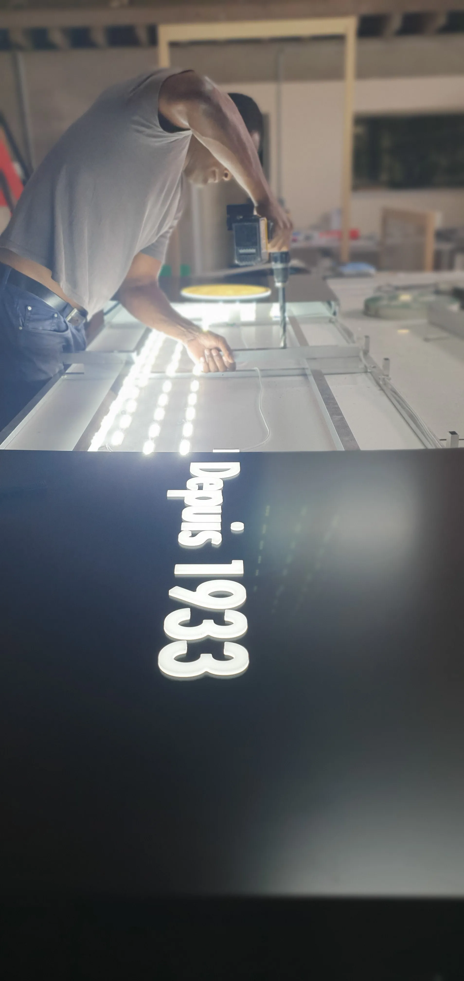 Fabrication d'une enseigne lumineuse dans l'atelier PUBLI MENI à Langon