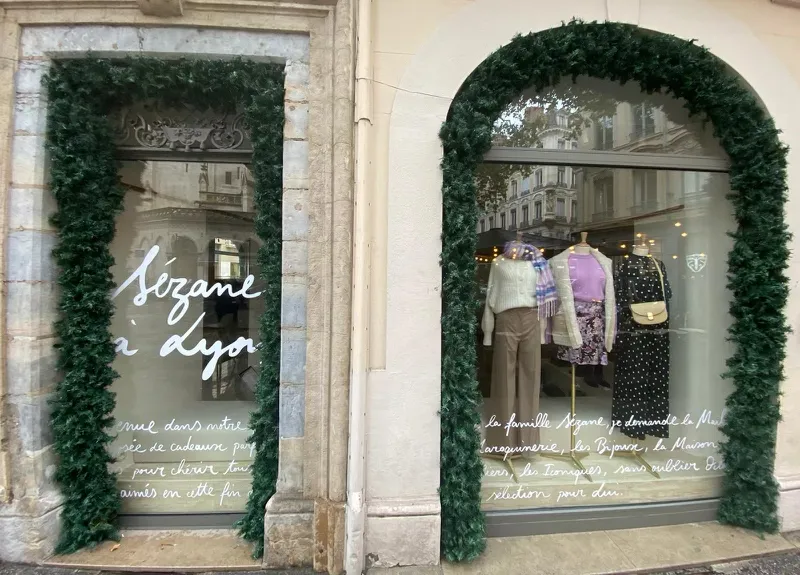 Vitrine Sézane décorée pour les fêtes de fin d'année à Lyon