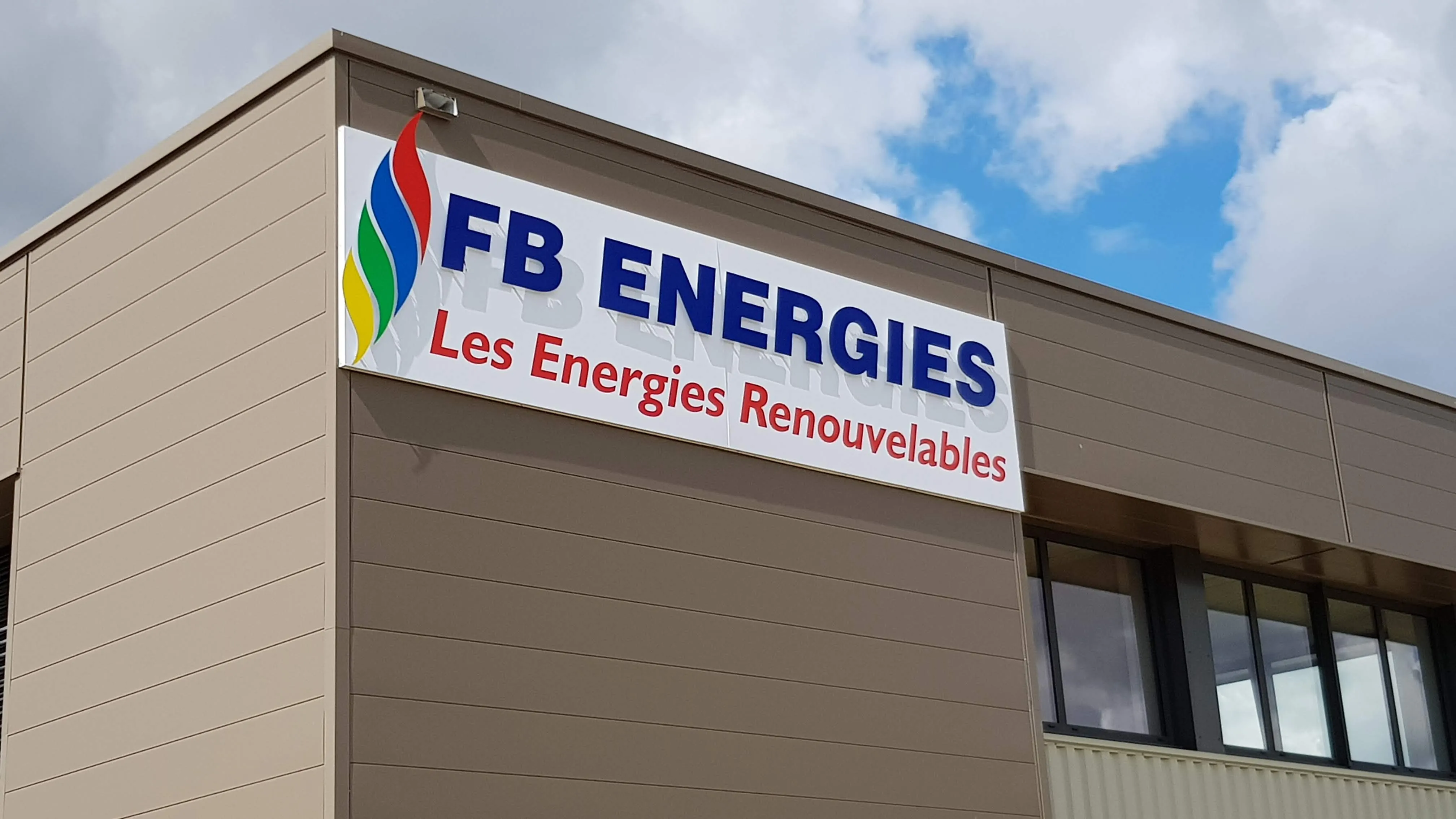 Enseigne caisson et lettres découpées sur entretoises FB Energie