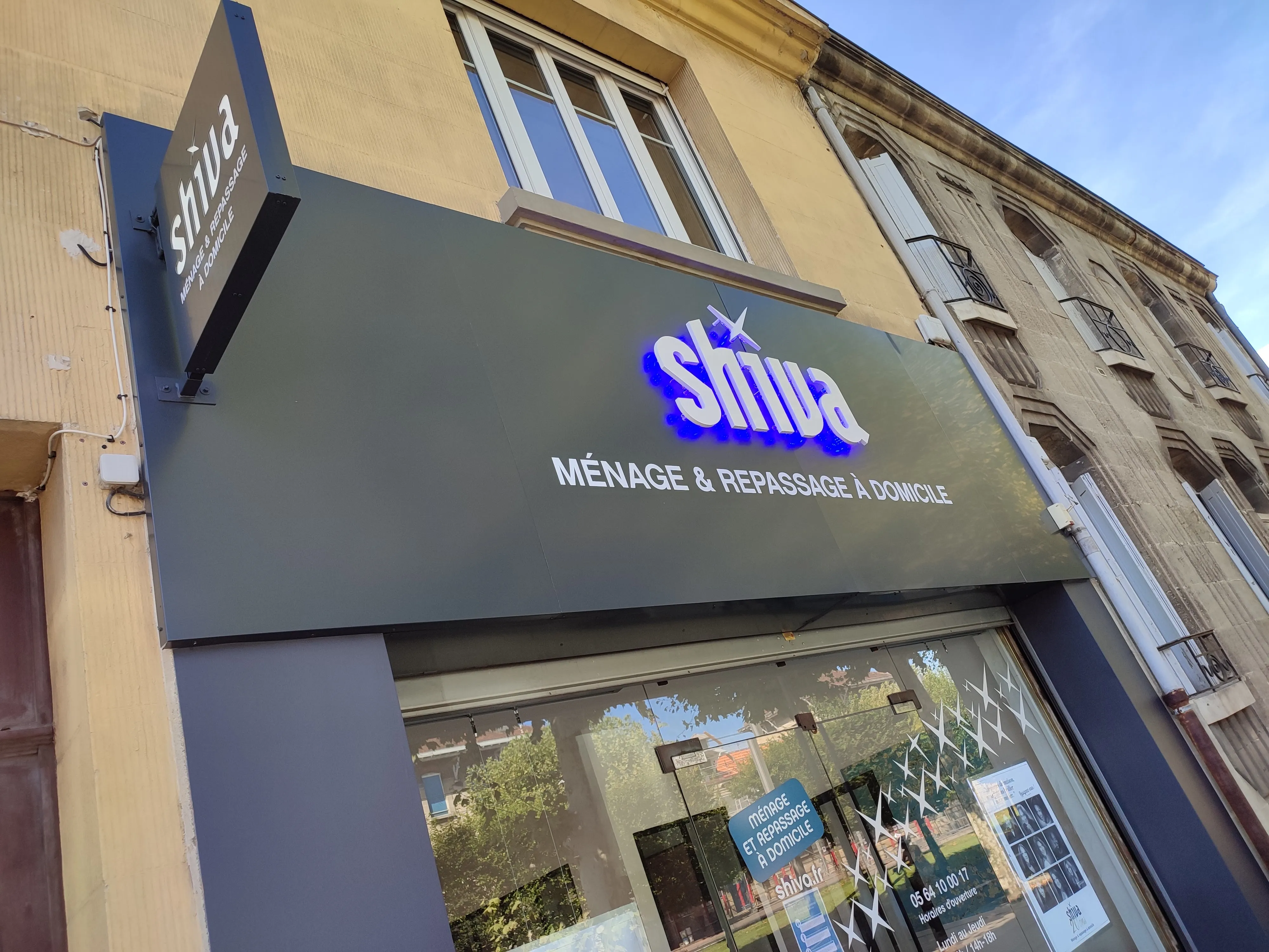 Enseigne drapeau caisson évidé lumineux Shiva Bordeaux
