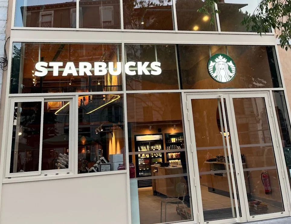 Enseigne lumineuse Starbucks à Pau