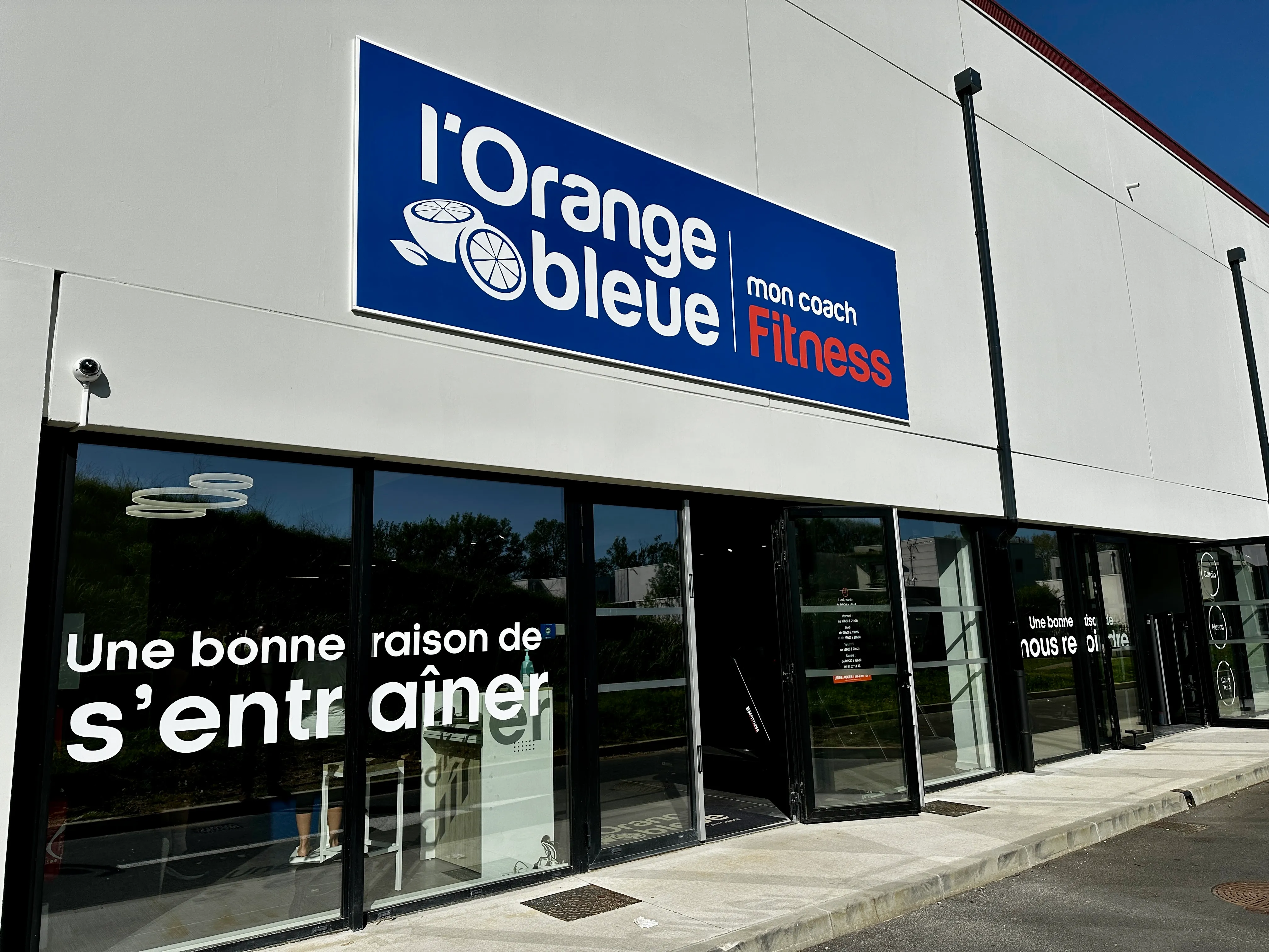 Lettrage adhésif vitrine, L'Orange Bleue — Fargues-Saint-Hilaire (33) — réalisation PUBLI MENI