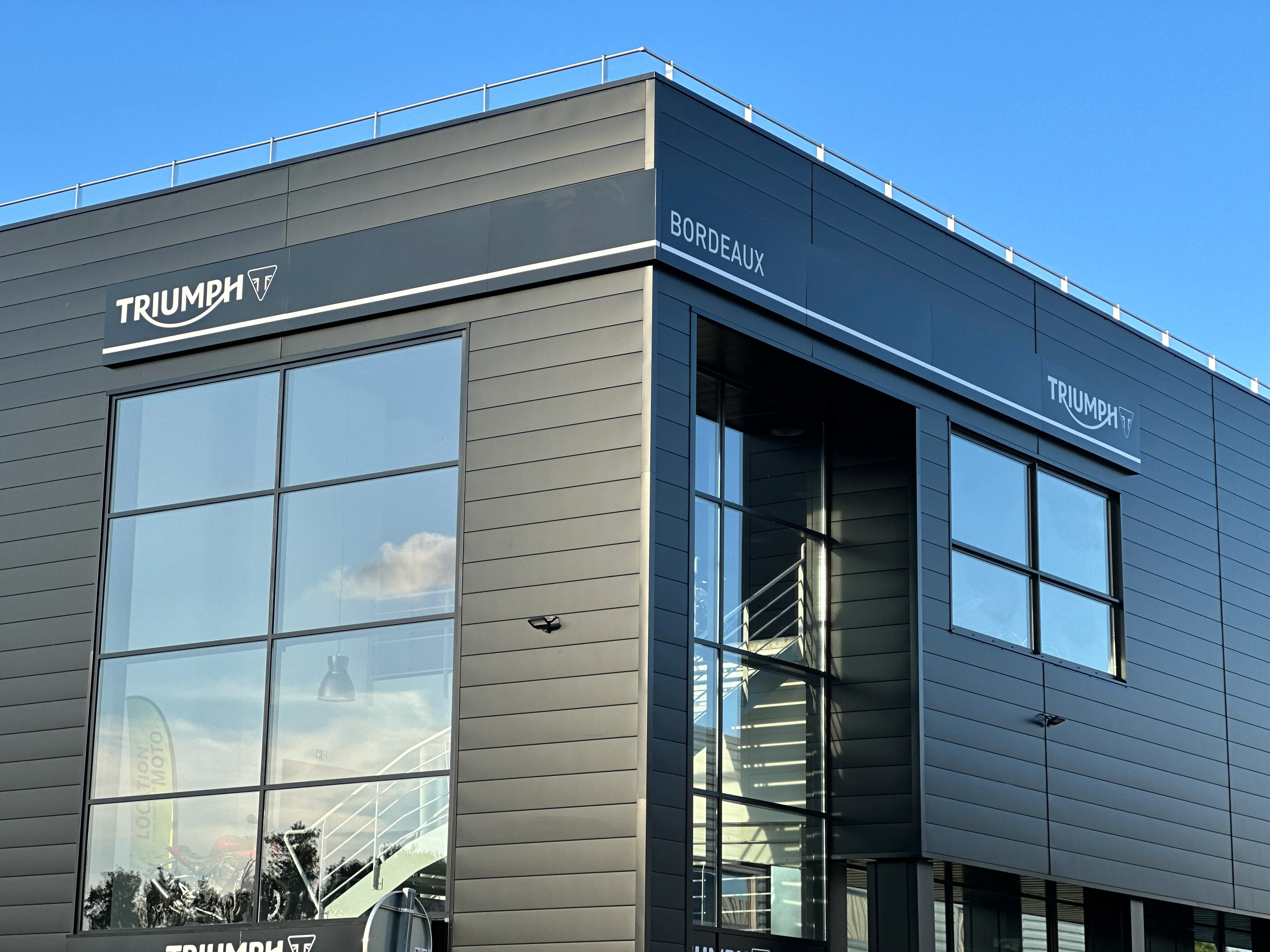Enseigne caisson lumineux Triumph Mérignac