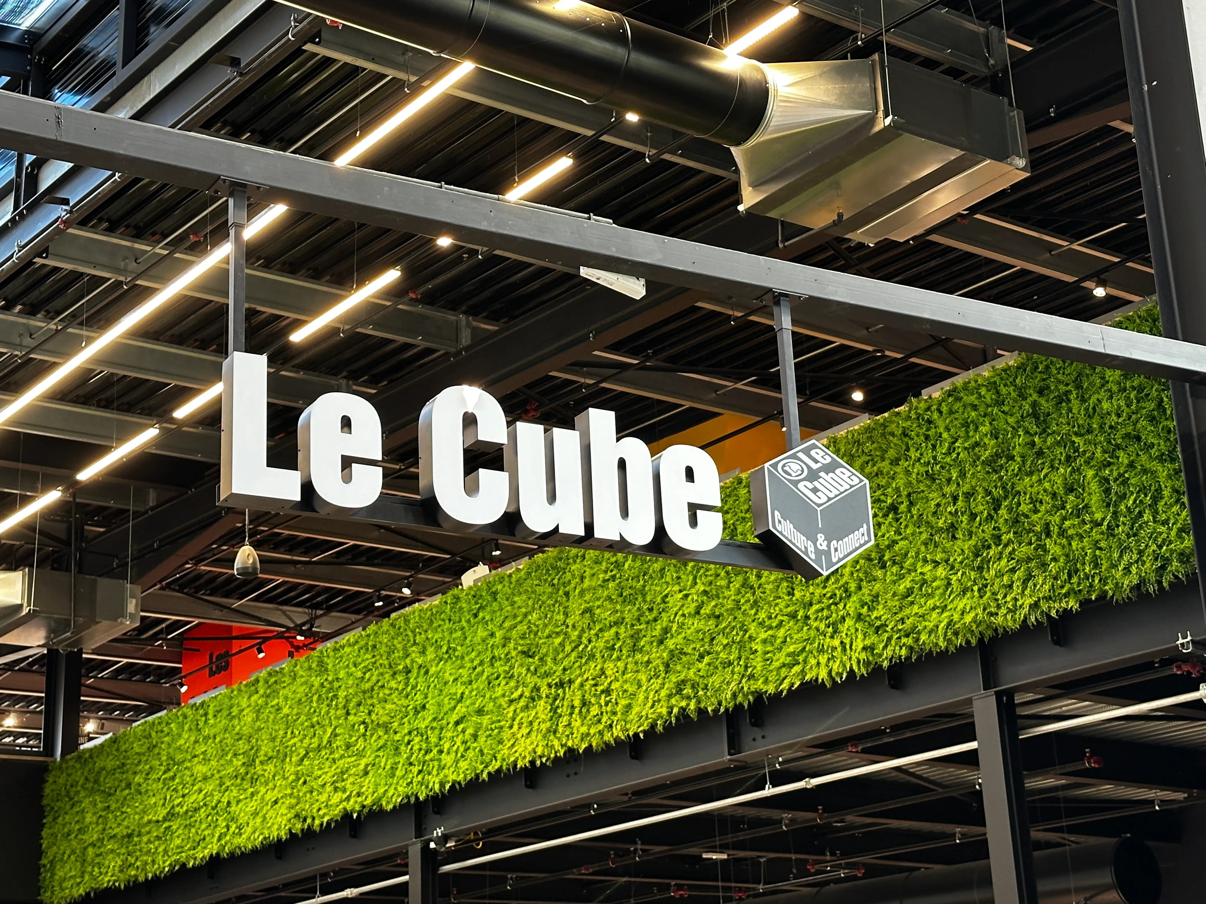Enseigne lumineuse en lettres boîtiers, réalisation Le Cube à Langon