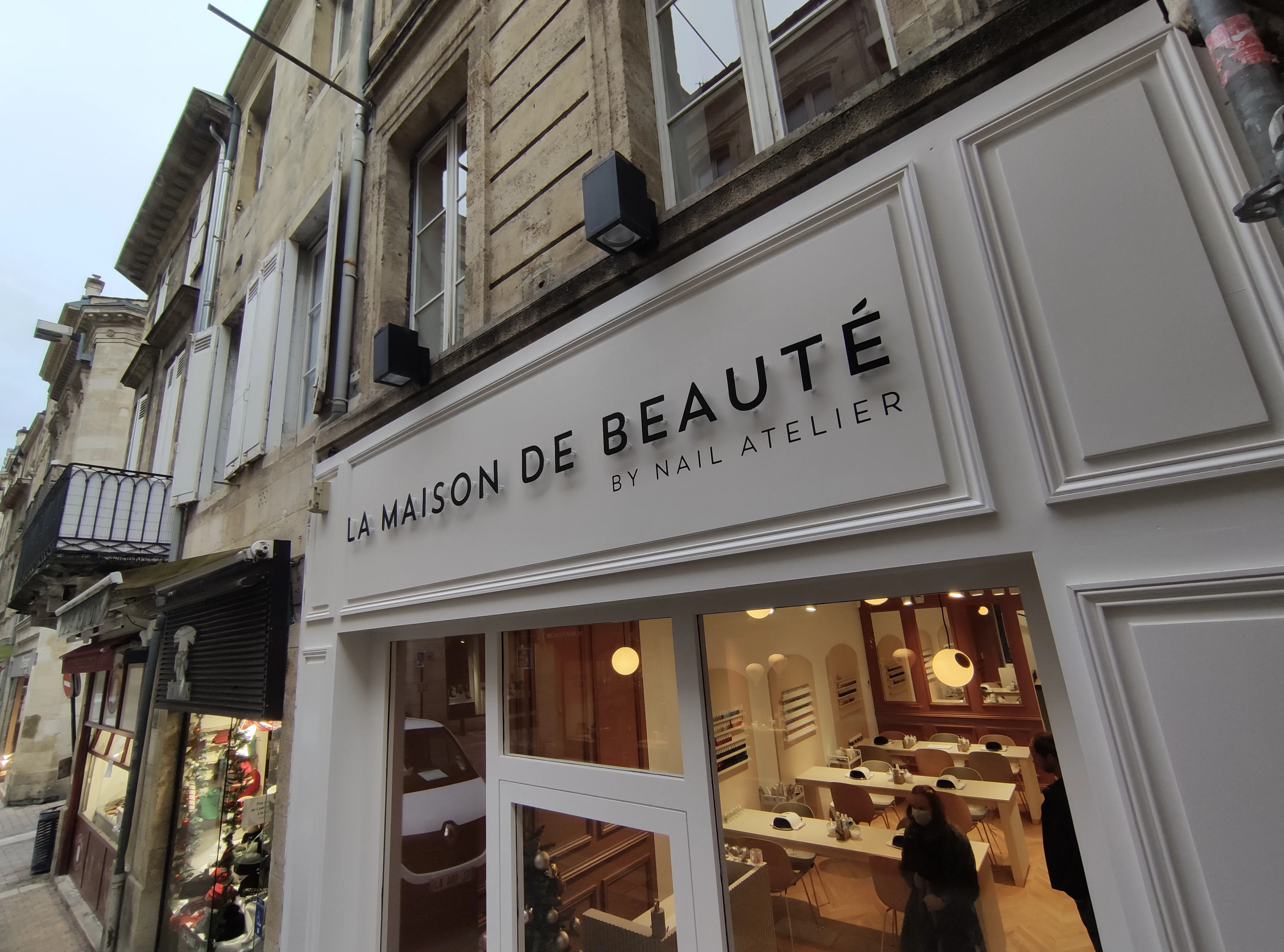 Logo et lettres découpés sur mesure, réalisation La Maison de Beauté by Nail Atelier