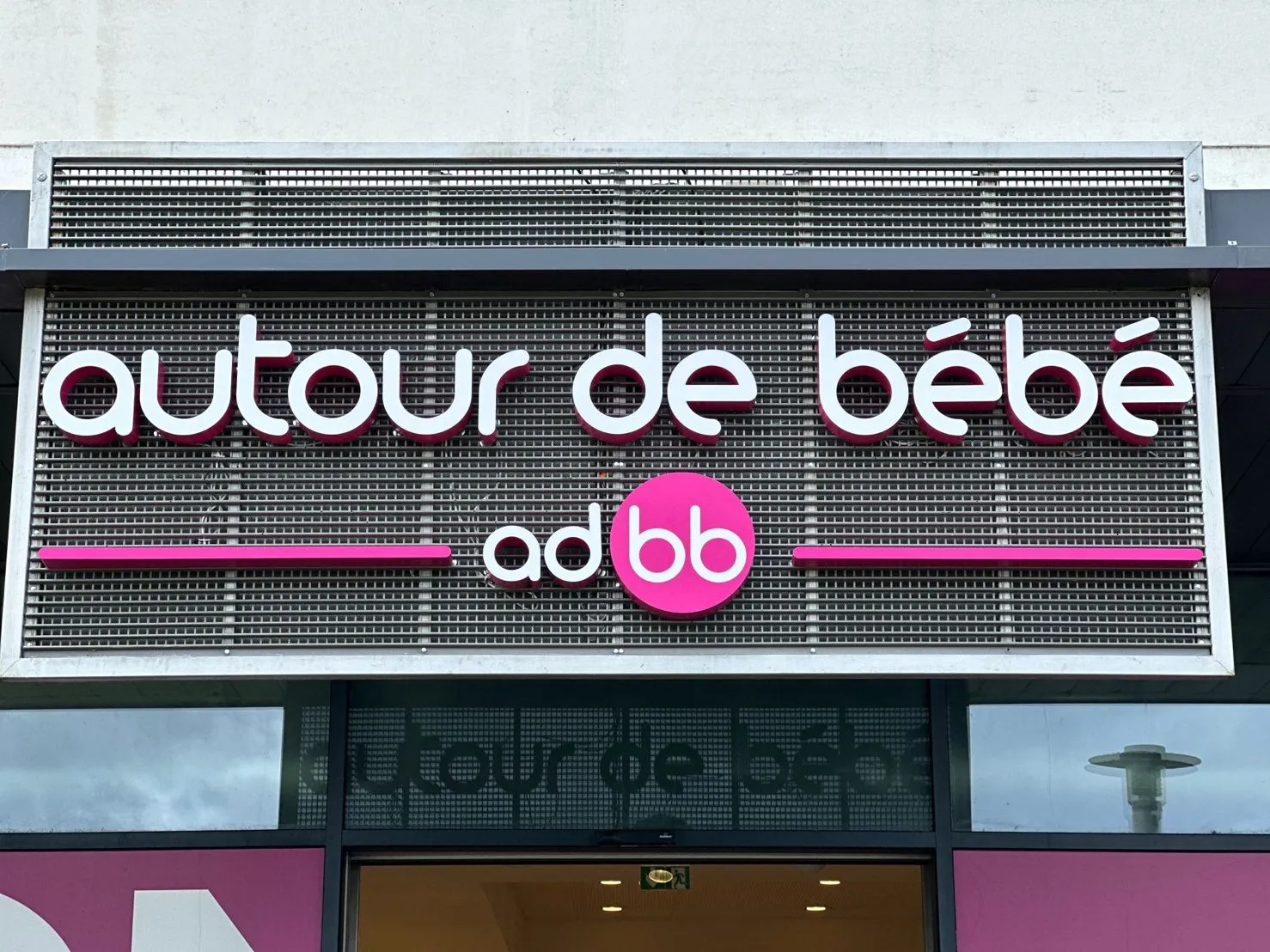 Enseigne lettres boîtiers lumineuse, Autour de Bébé — Langon (33) — réalisation PUBLI MENI