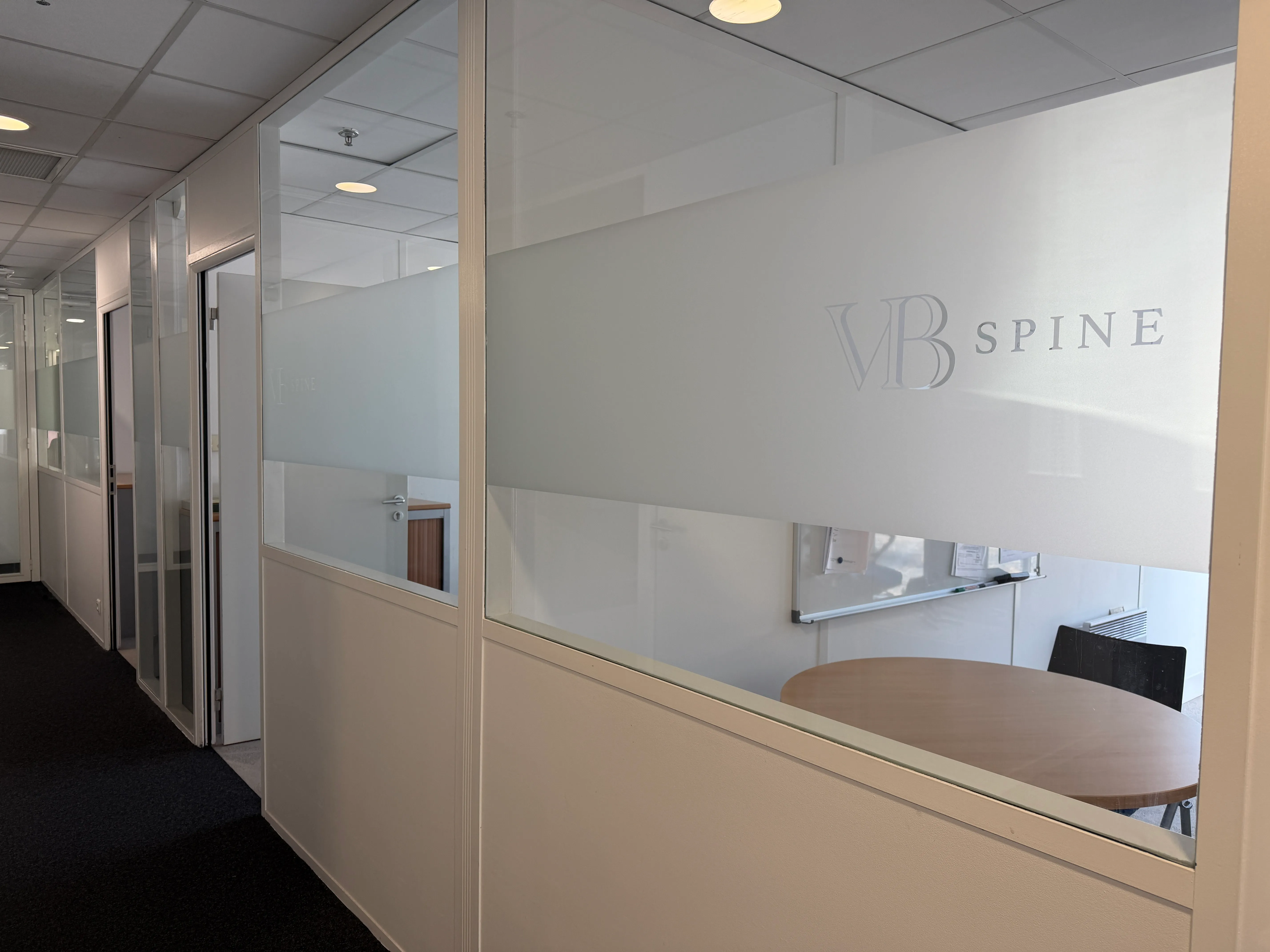 Film dépoli découpé, cloison intérieure, VB Spine — Cestas (33) — réalisation PUBLI MENI
