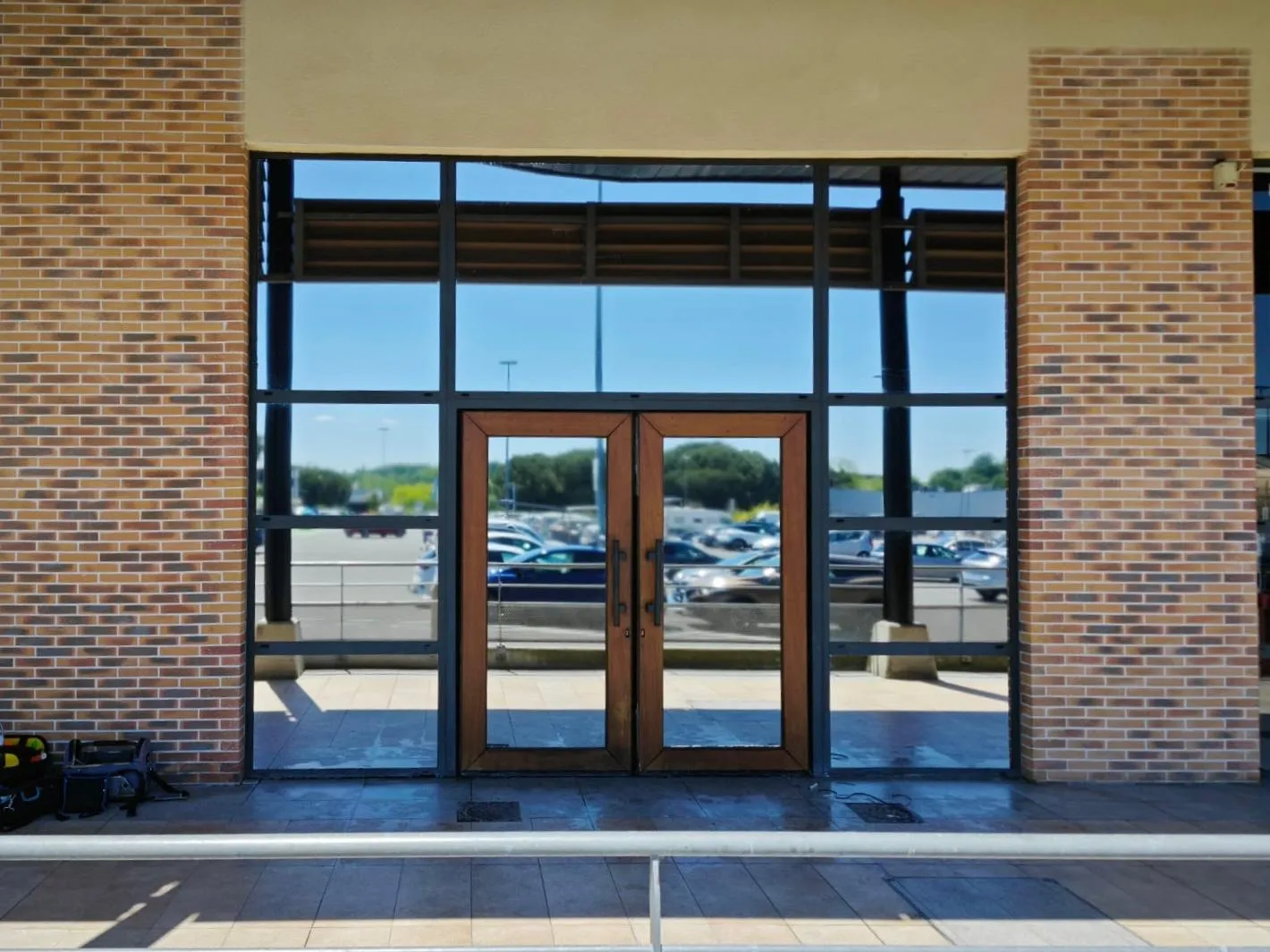 Film solaire miroir posé sur une façade commerciale à Langon