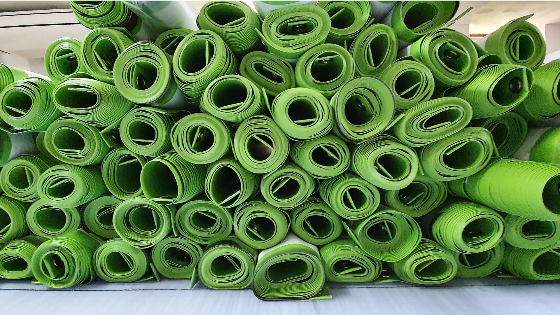 Rouleaux de bâche PVC en stock, atelier PUBLI MENI, Langon