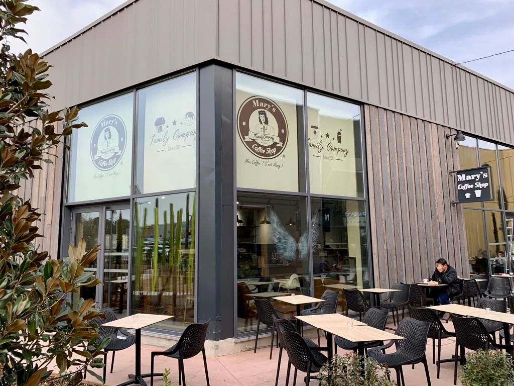 Stores enrouleurs personnalisés, Mary's Coffee Shop — réalisation PUBLI MENI