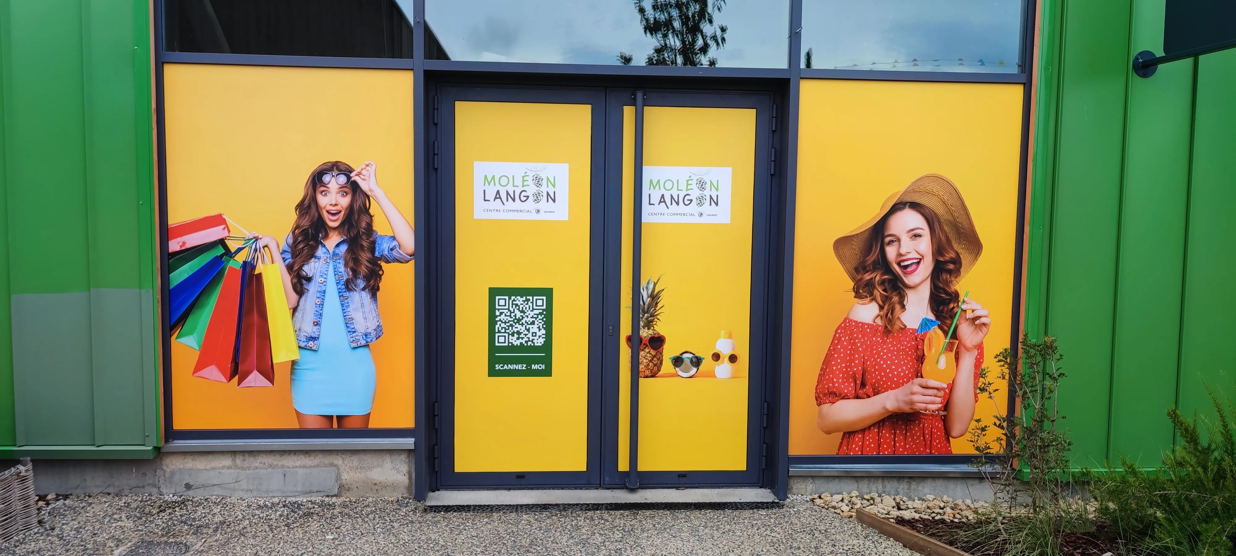 Vitrine éphémère estivale, Centre Commercial Moléon, Langon — réalisation PUBLI MENI