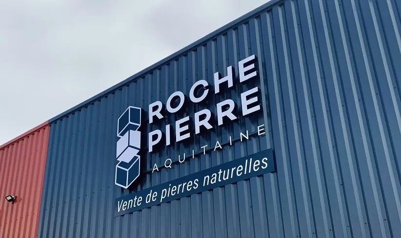 Enseigne lettres boîtiers, Roche Pierre