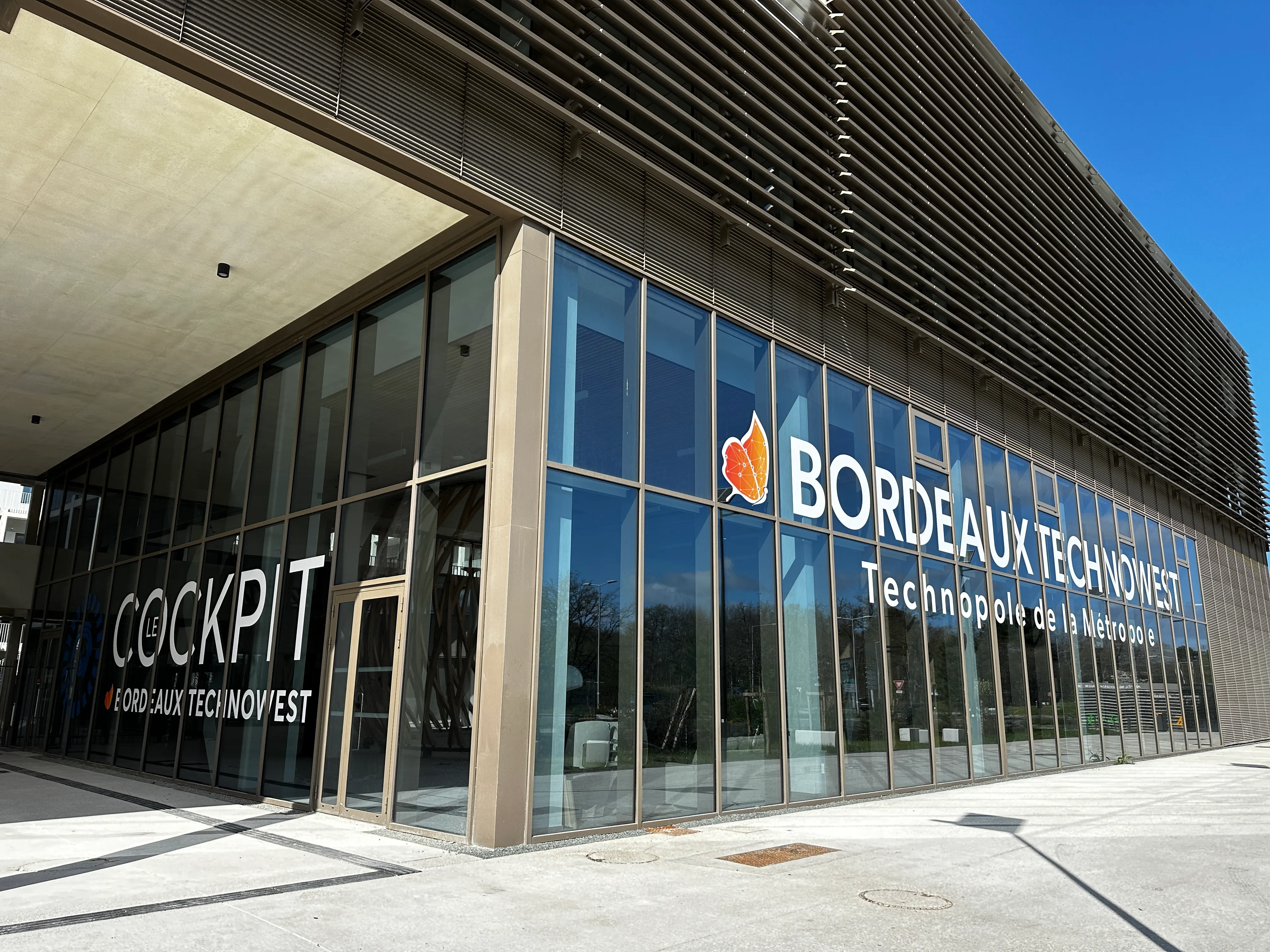 Lettrage adhésif, Bordeaux Technowest – Le Cockpit — Mérignac (33) — réalisation PUBLI MENI