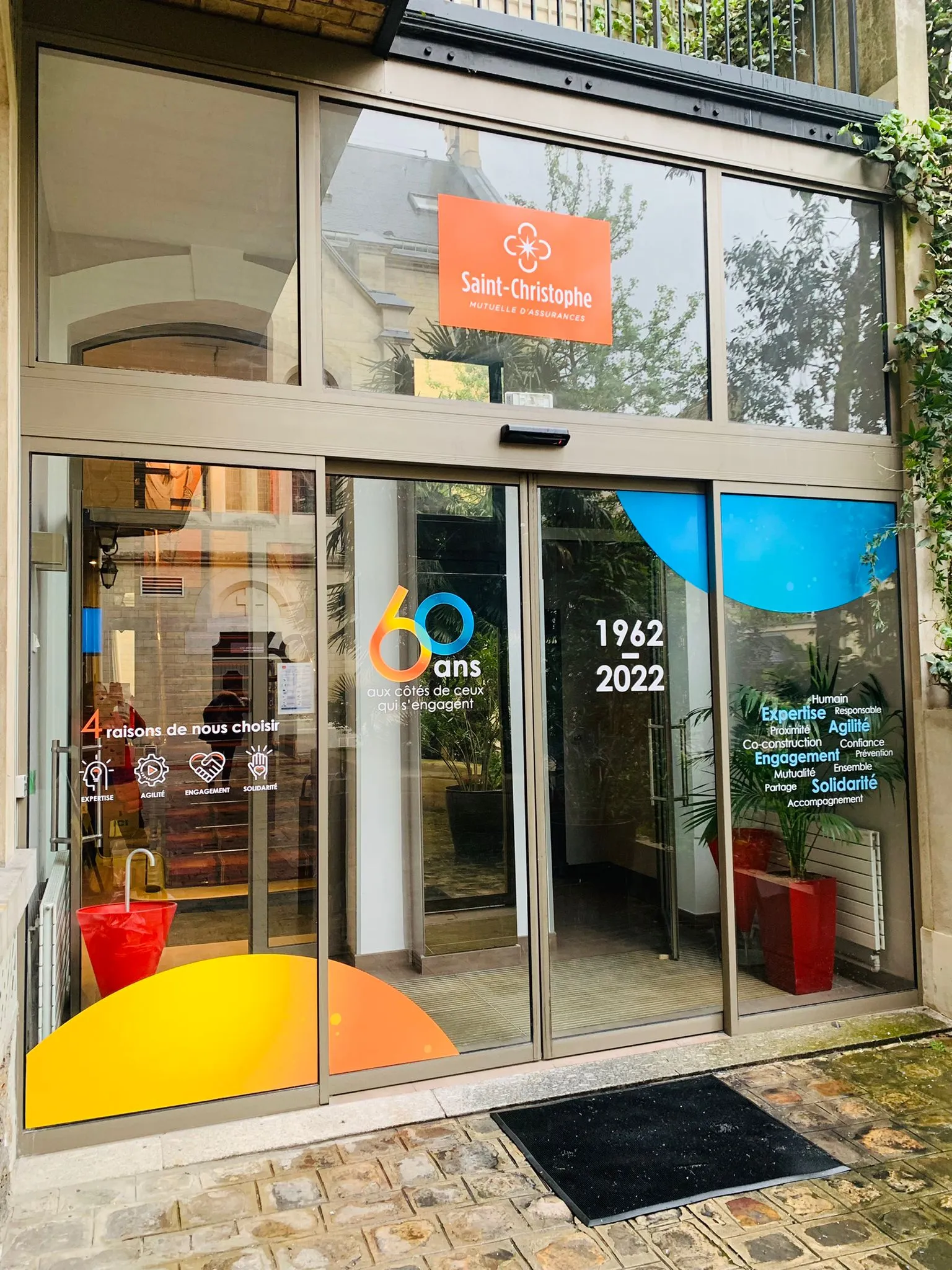 Lettrage adhésif vitrine Mutuelle Saint Christophe Paris