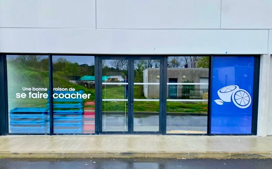 Lettrage adhésif vitrine L'Orange Bleue Fargues-Saint-Hilaire