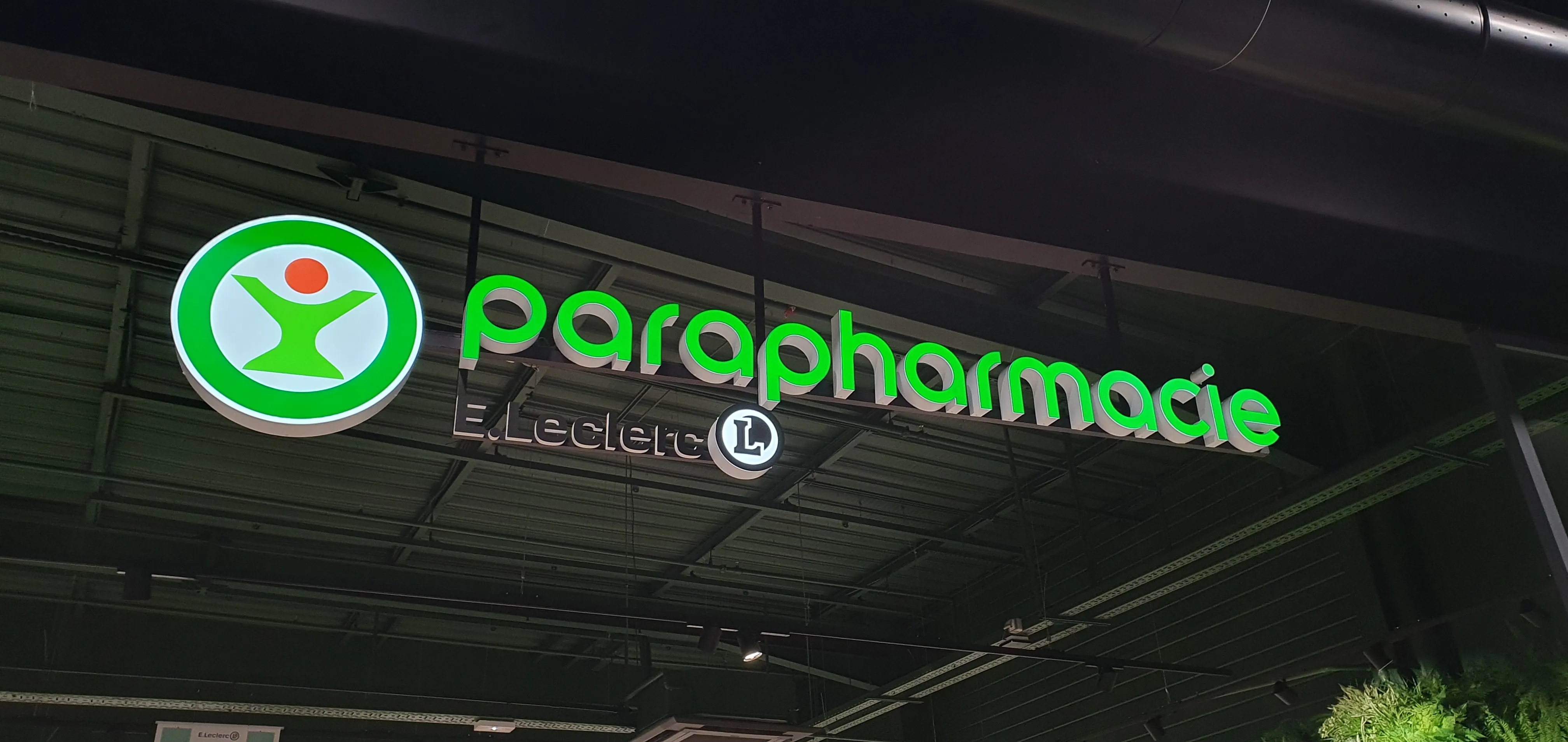 Lettres boîtiers lumineuses, éclairage direct, parapharmacie E.Leclerc