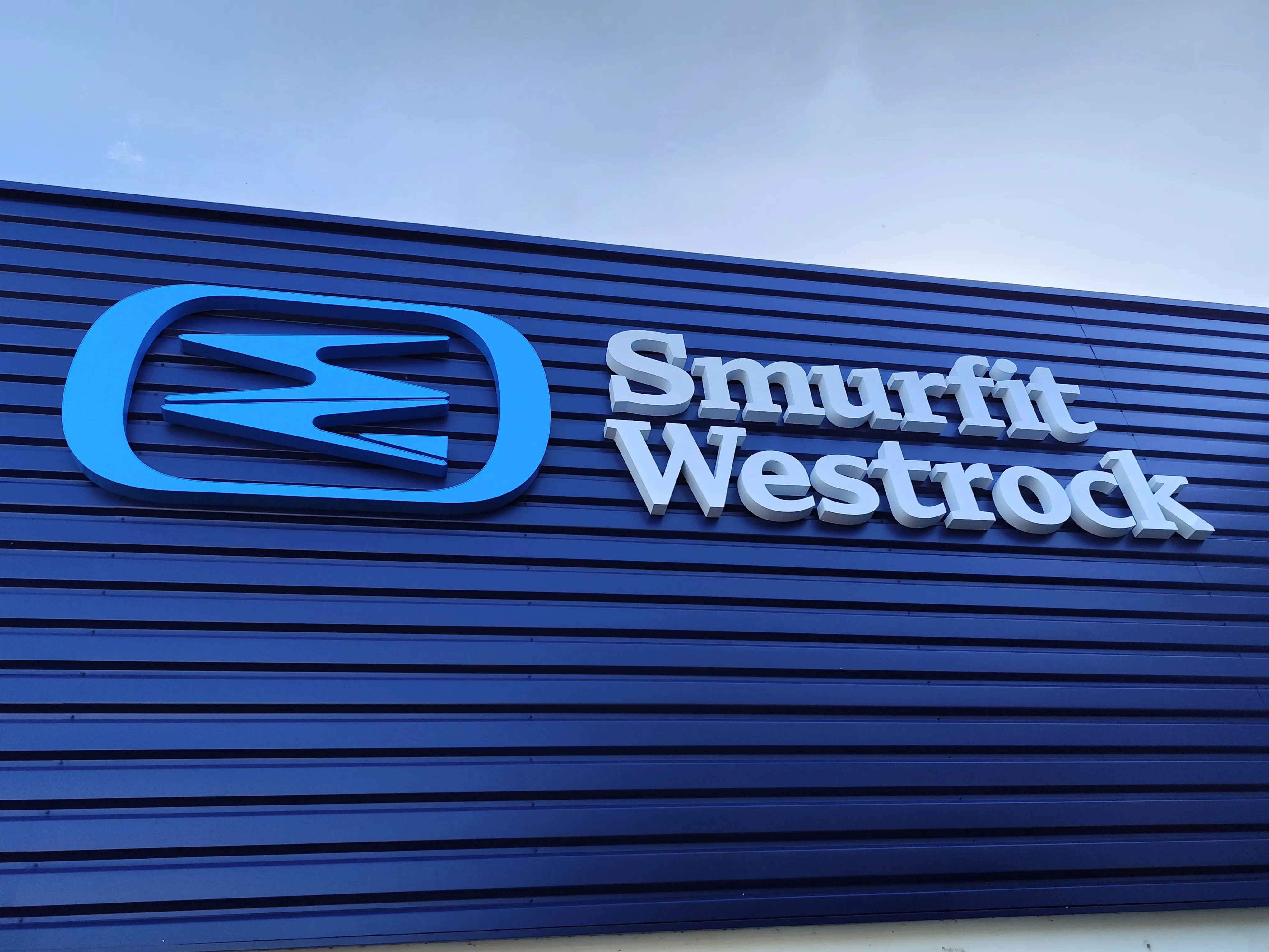 Enseigne lettres boîtiers lumineuses Smurfit Westrock à Colmar