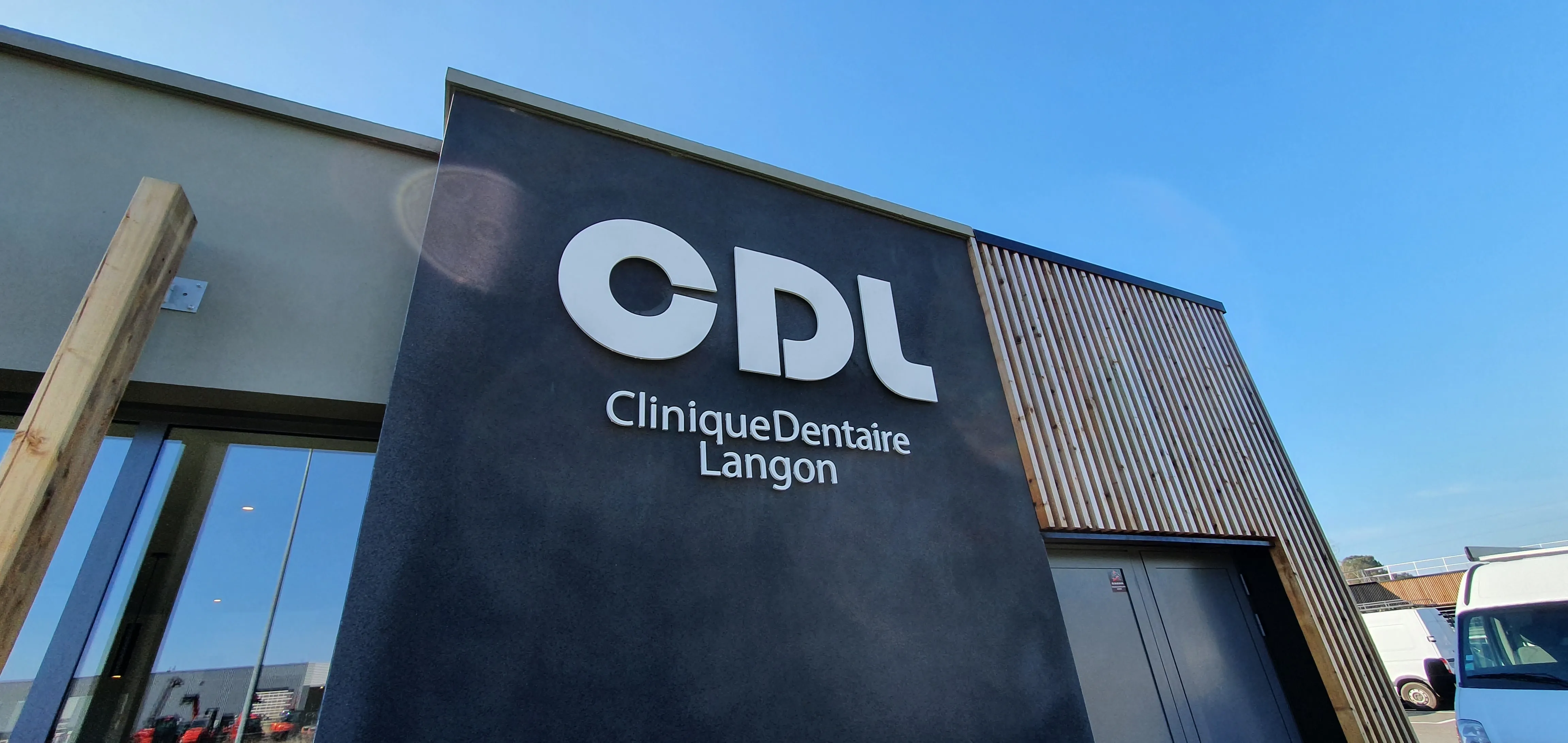 Enseigne lettres découpées PMMA CDL Clinique Dentaire Langon