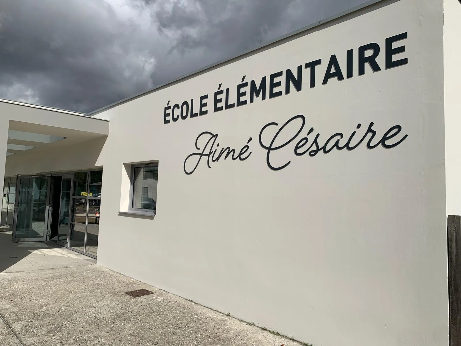 Enseigne lettres découpées aluminium composite École Aimé Césaire Martignas-sur-Jalle