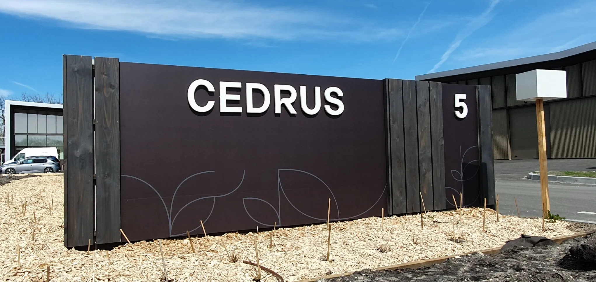 Signalétique lettres PMMA, Parc Cedrus – Ecosph'air — Mérignac (33) — réalisation PUBLI MENI
