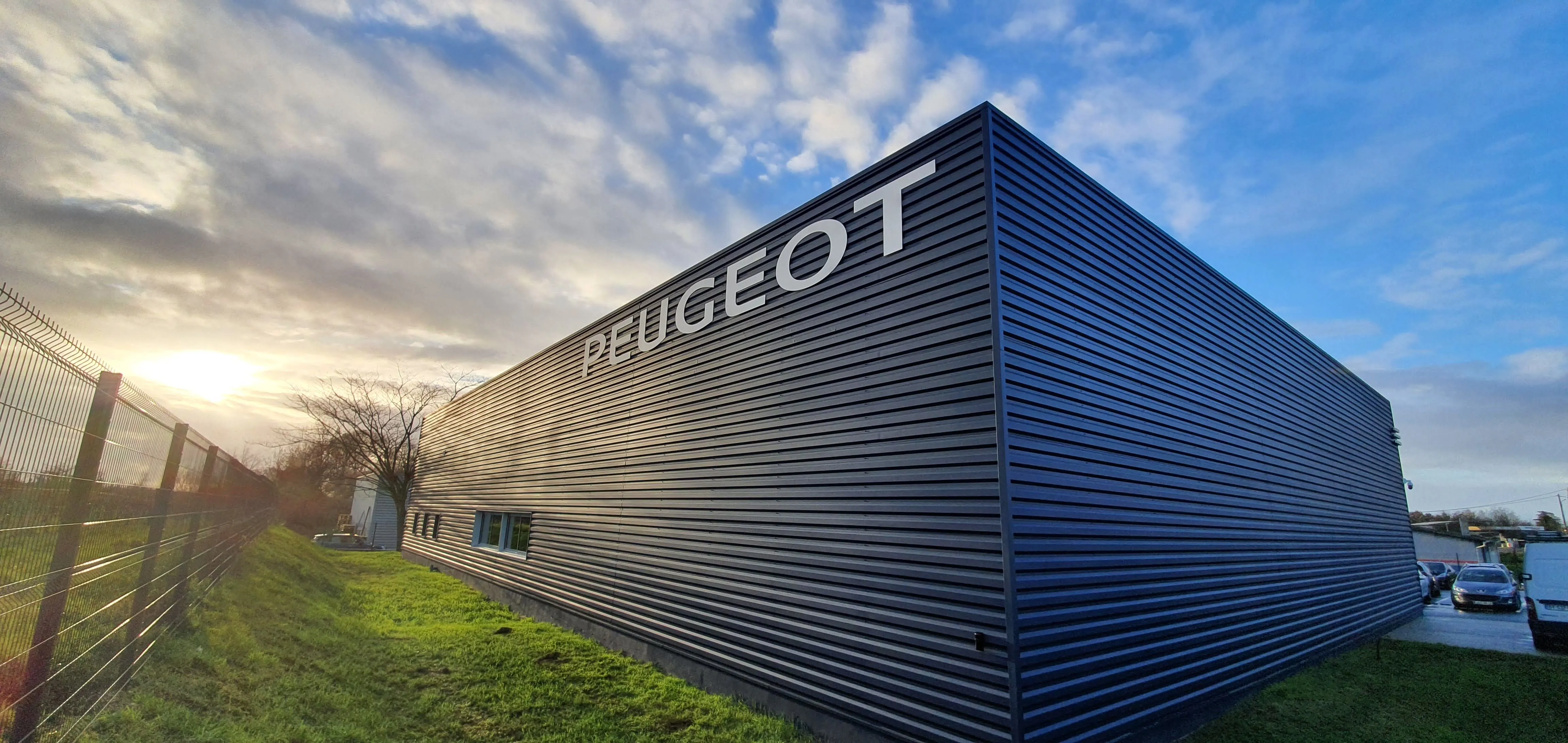 Enseigne en lettres découpées, Peugeot — Béguey (33) — réalisation PUBLI MENI