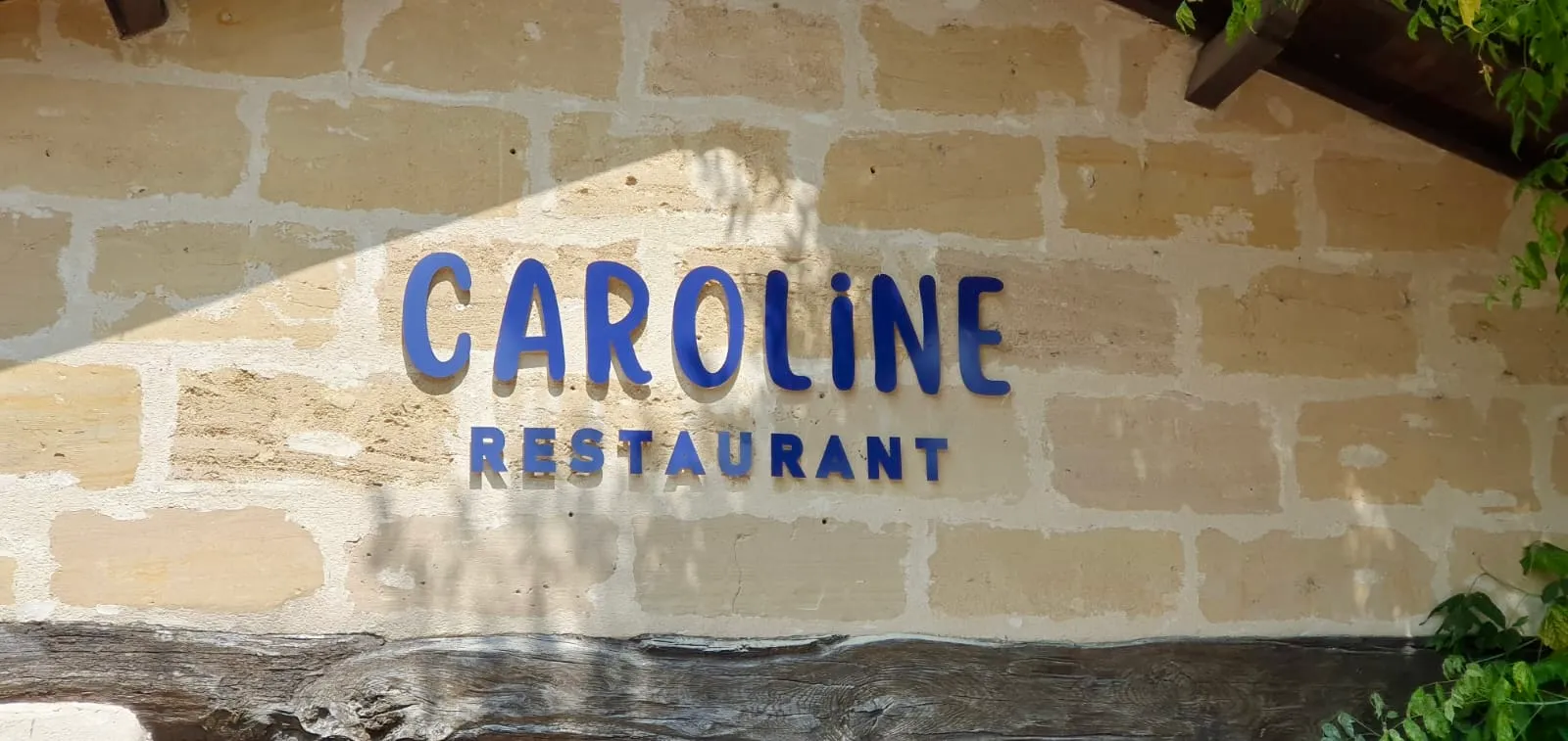 Enseigne lettres découpées aluminium composite face imprimée Restaurant Caroline Léognan