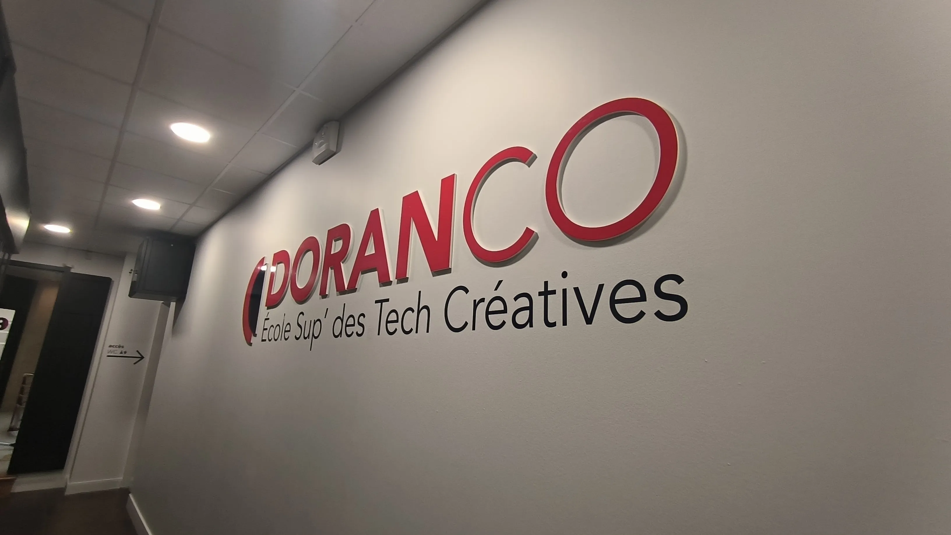 Logo relief PVC expansé, face imprimée et lettrage adhésifs, Doranco Bordeaux