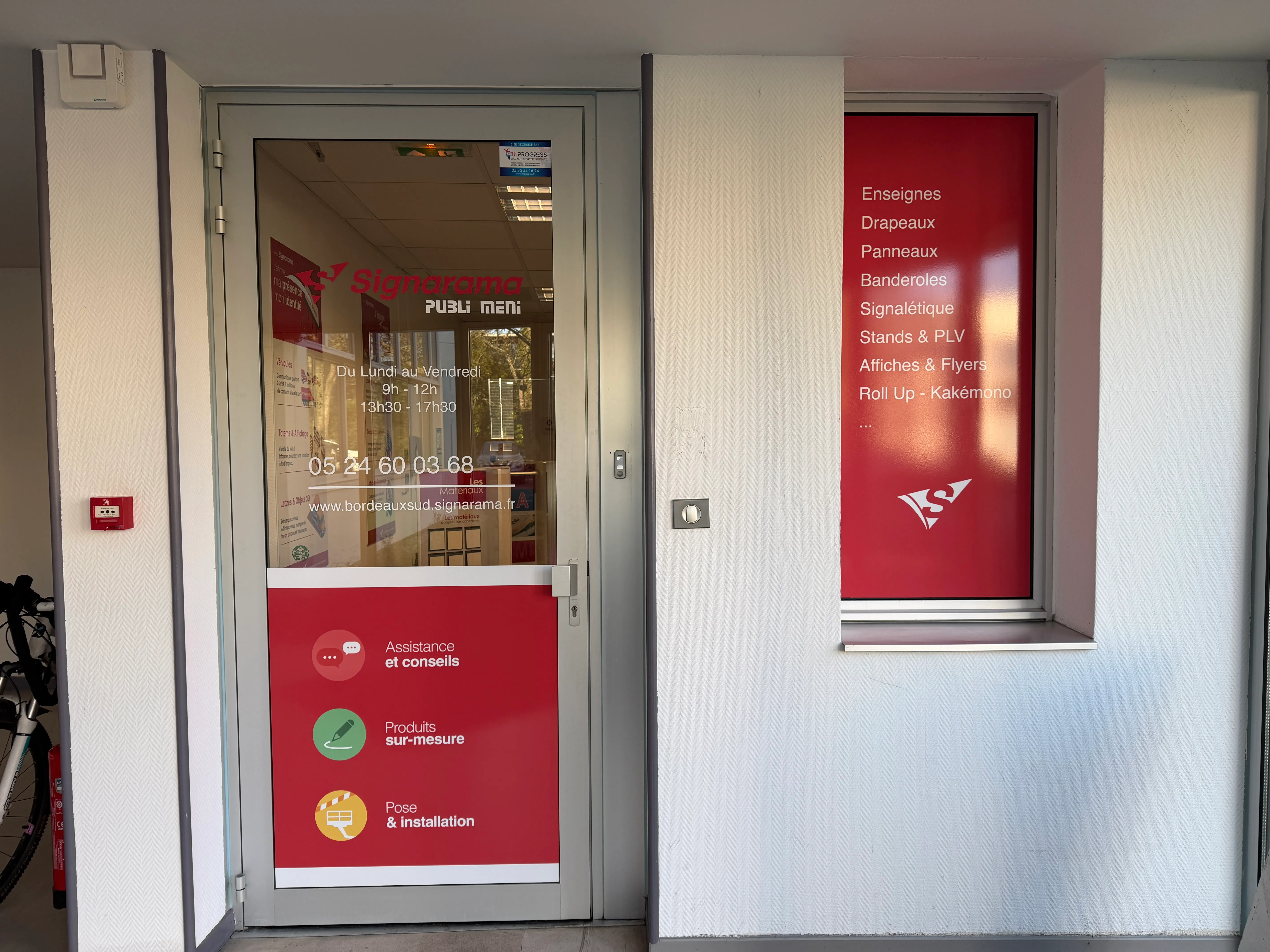 Vitrine et accueil de l'agence PUBLI MENI, Mérignac