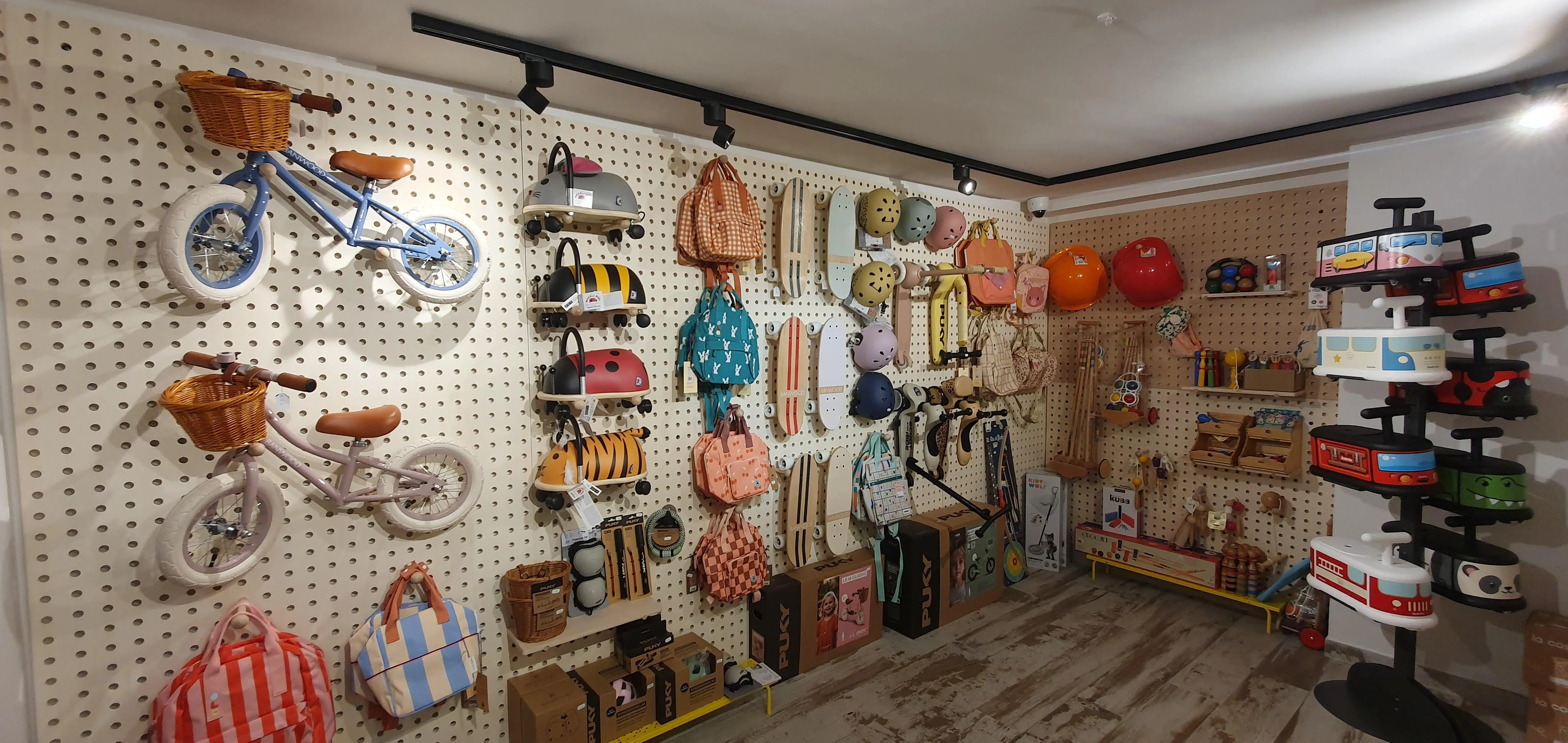 Réalisation agencement Plugwood, pegboard et mobilier bois