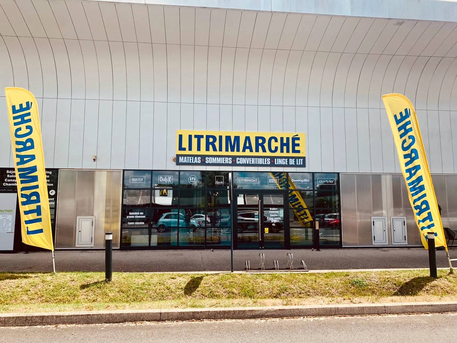 Enseigne caisson Litrimarché à Saint-Eulalie — lettres rétroéclairées et beach flag