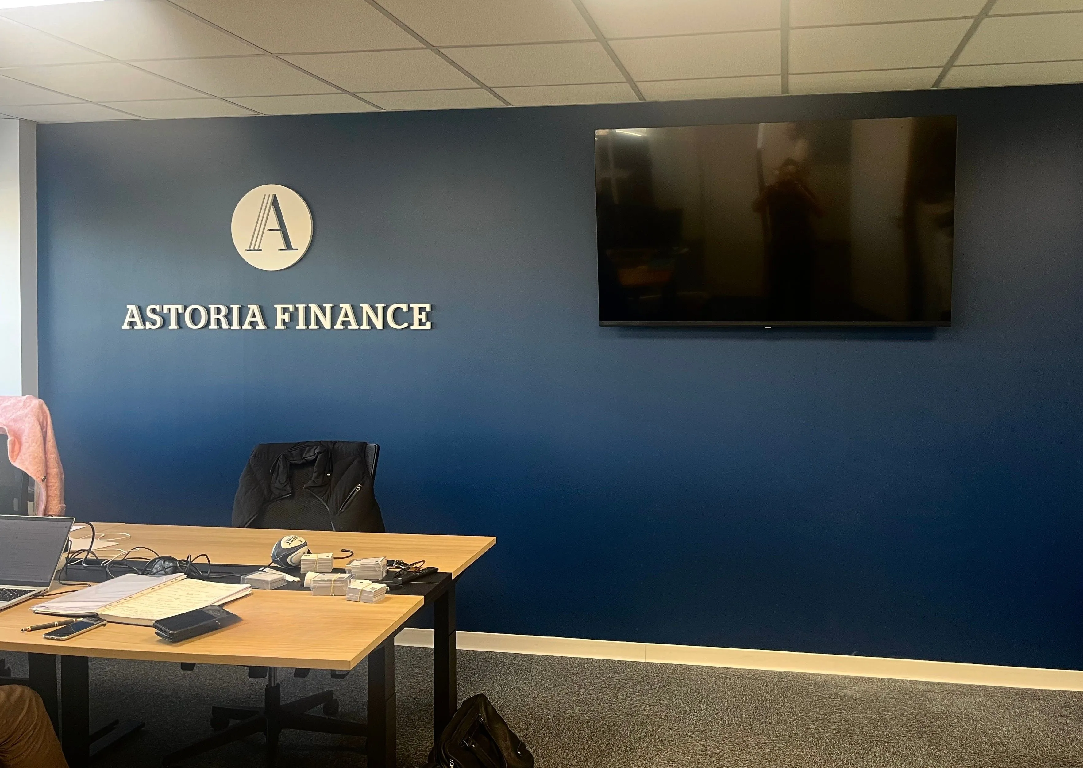 Signalétique intérieure, Astoria Finance — Marseille (13) — réalisation PUBLI MENI