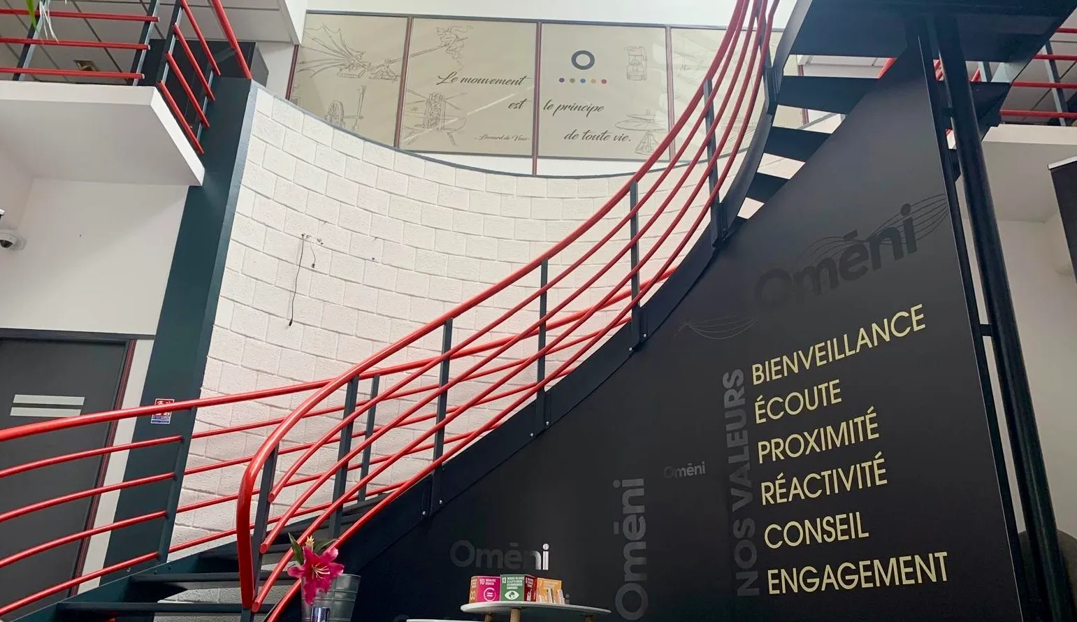Escalier, mur de valeurs et revêtement mural adhésif microperforé, Oméni, Pessac (33) — réalisation PUBLI MENI